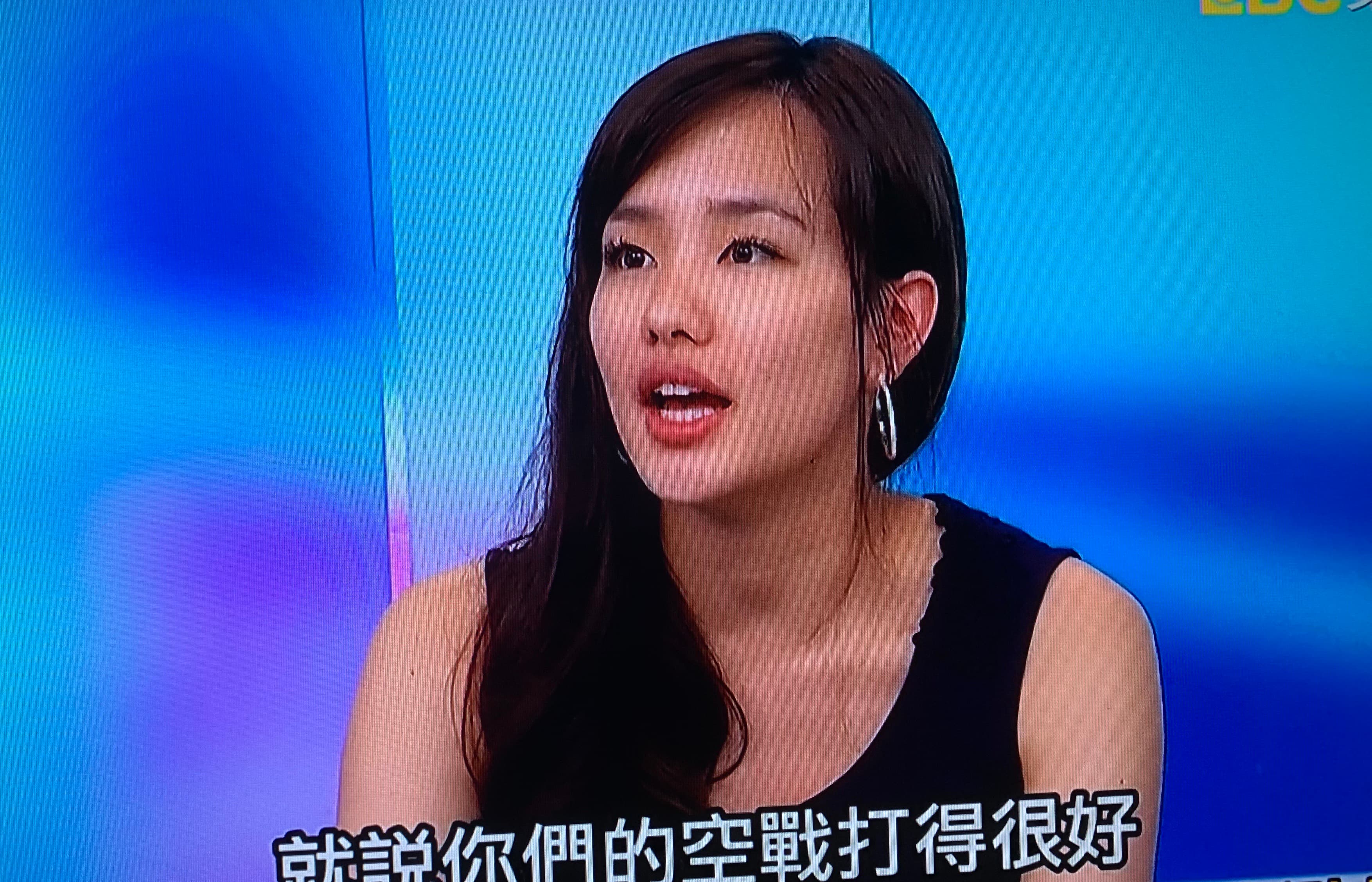 韓冰為父親輔選,也親上電視拉票。(翻攝自東森新聞畫面)