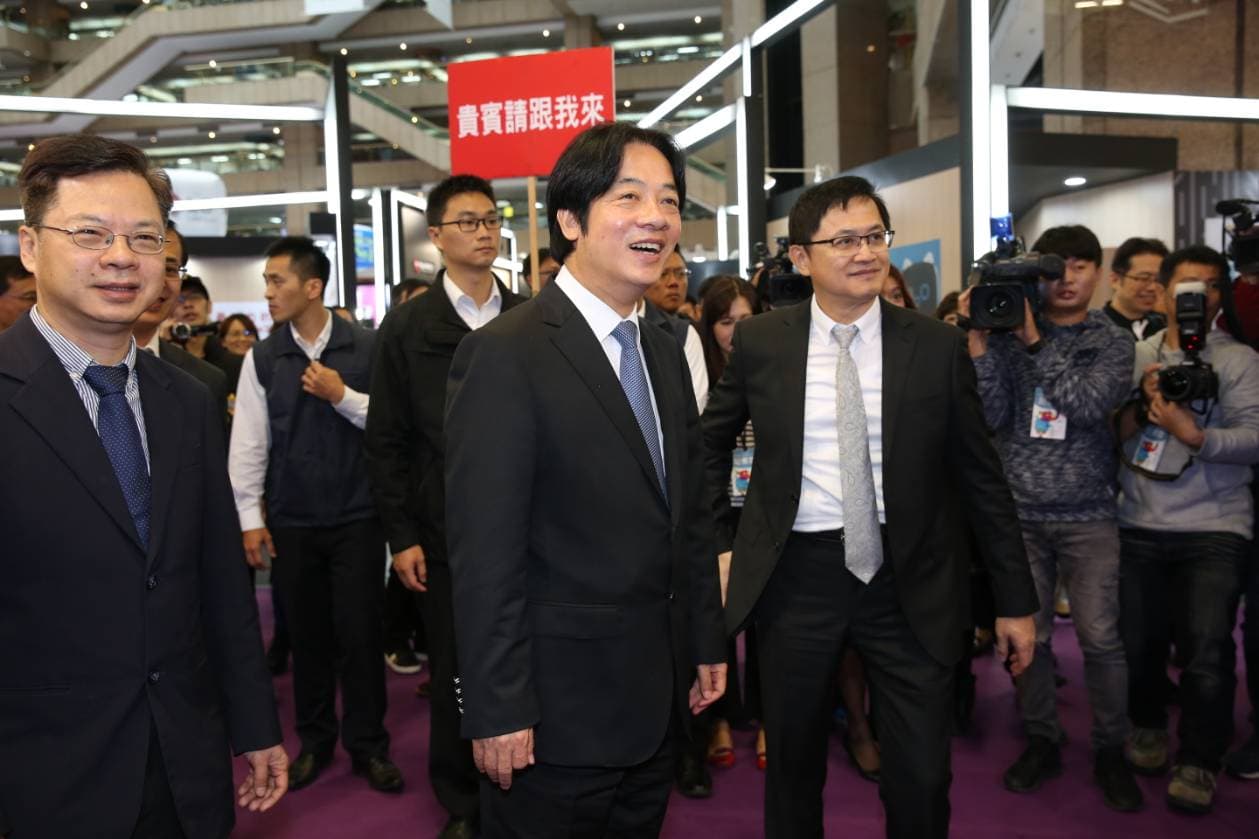 行政院長賴清德出席與會,身為東道主的台北電腦公會理事長童子賢親自接待。