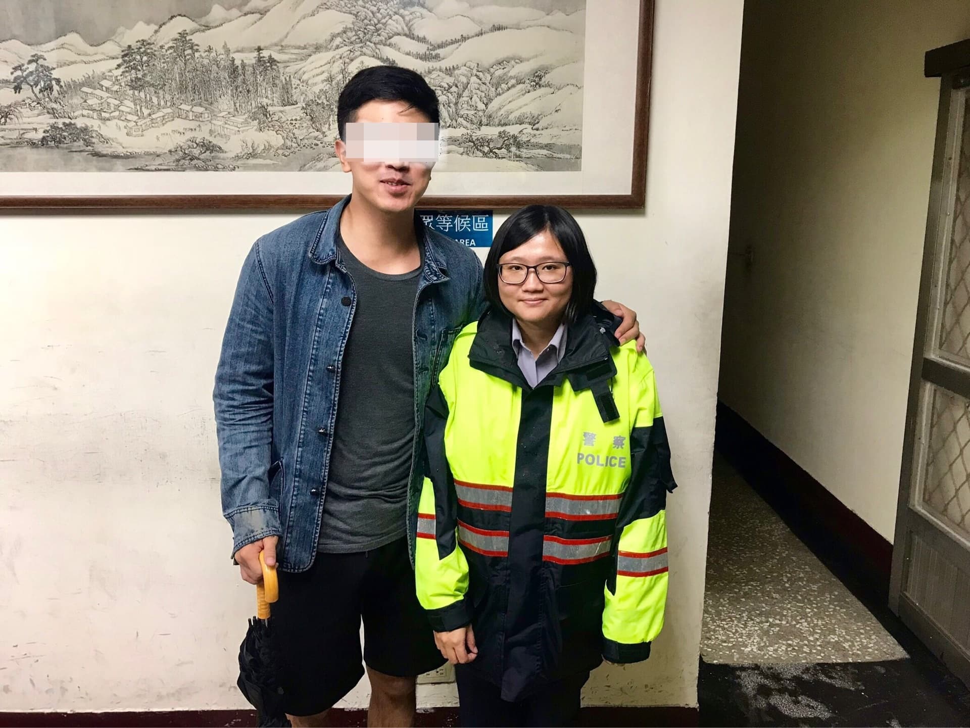 尋獲機車的陳姓民眾與員警合影留念,給警方一個大大的讚。(警方提供)