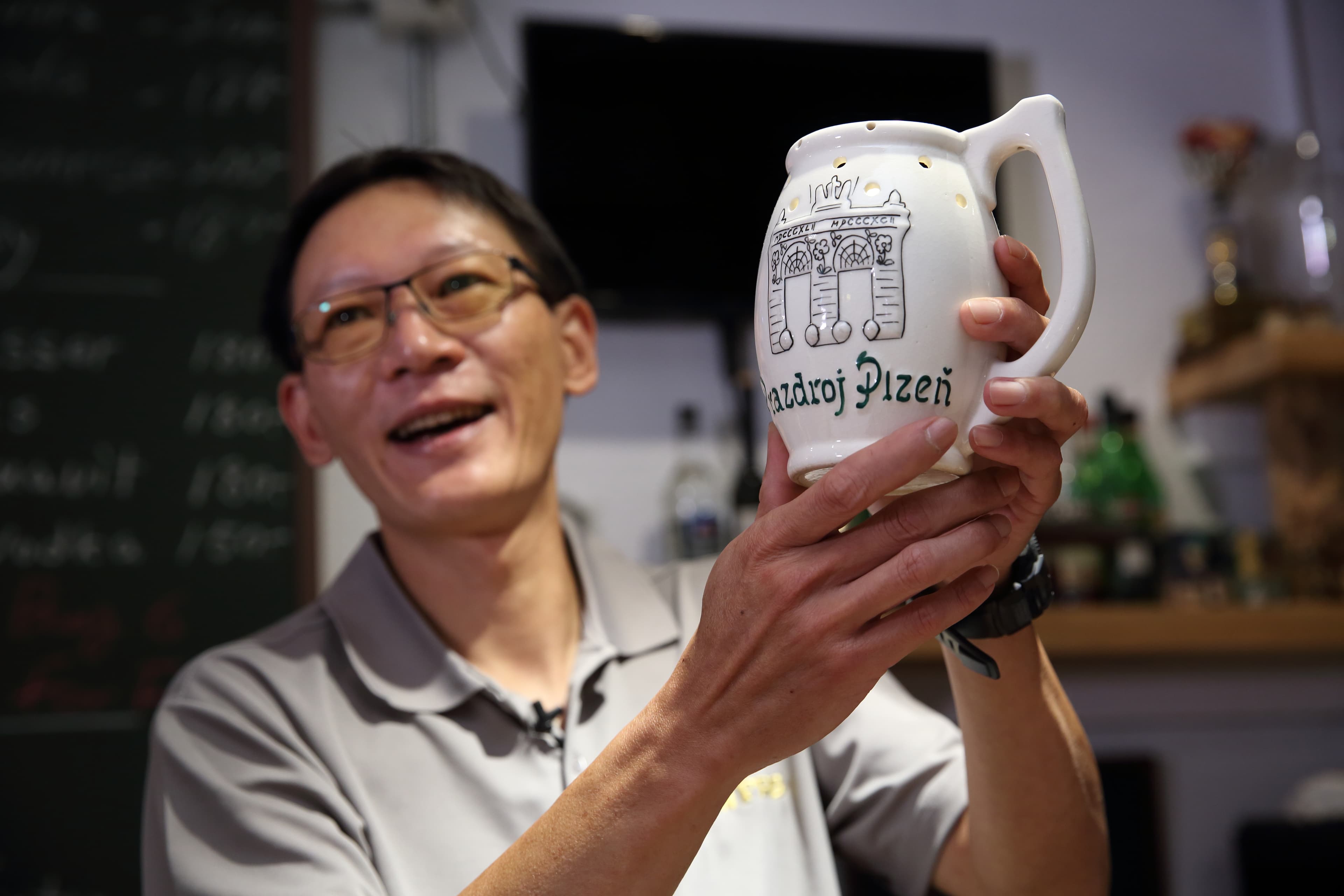 香宜收藏不少歐洲的器物，例如特別的「洞洞杯」，飲者必須按對洞，不然喝啤酒可是會喝到一身濕。