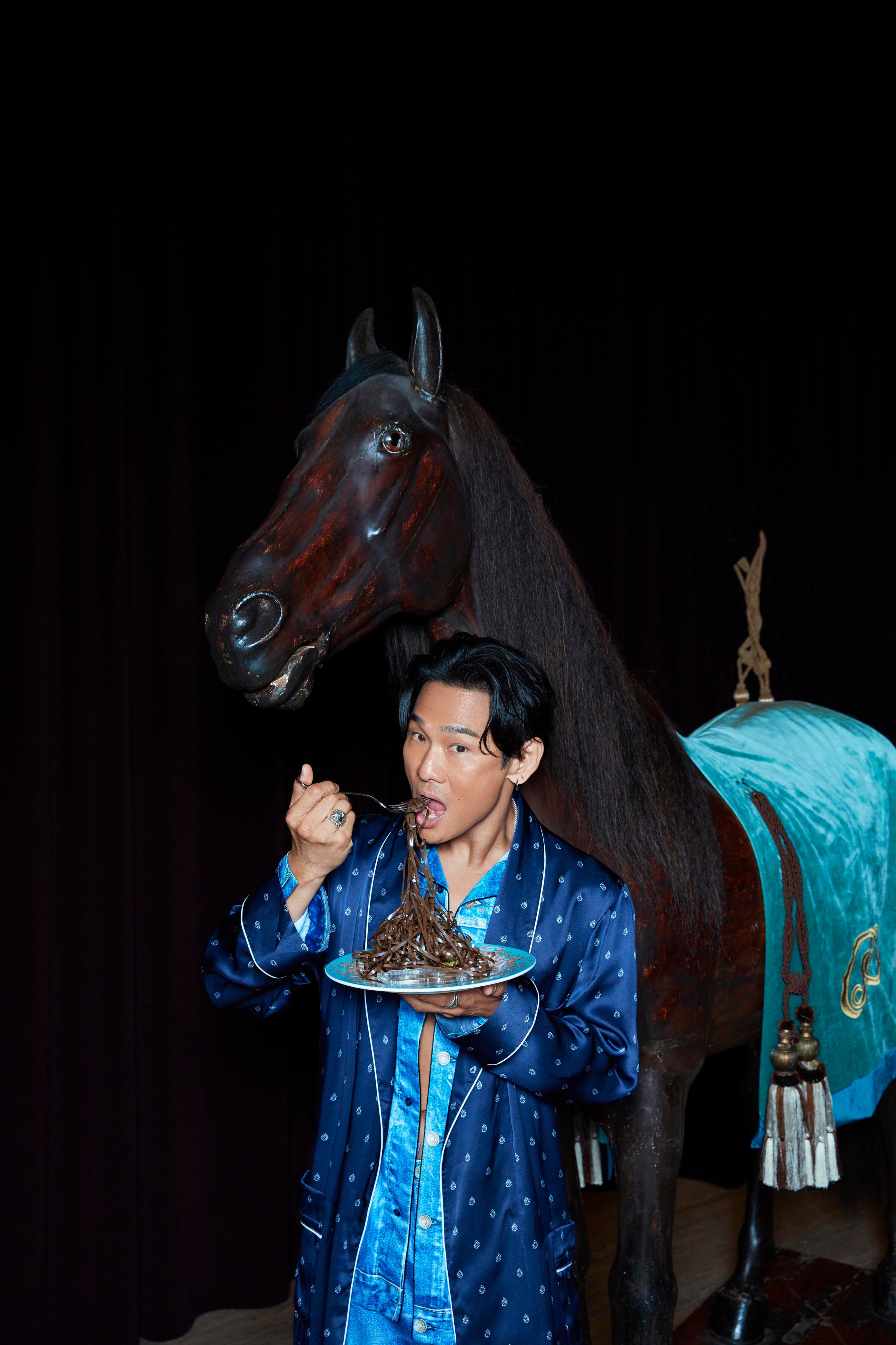 「過去的靈魂是未來的養分!」所以杜德偉吃的是卡帶麵。(杜德偉工作室提供)