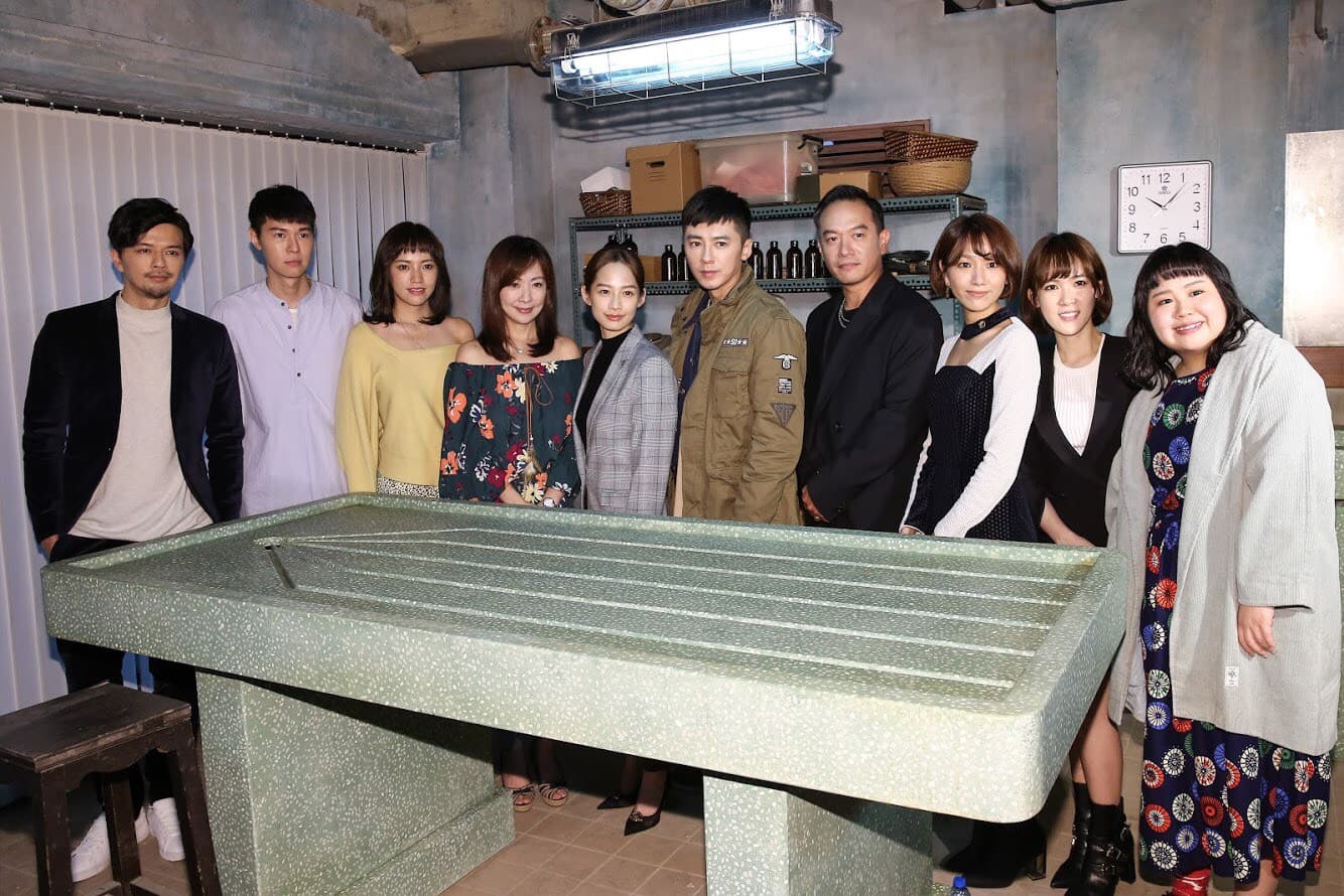 全體演員在劇組搭建的洗大體室合影。