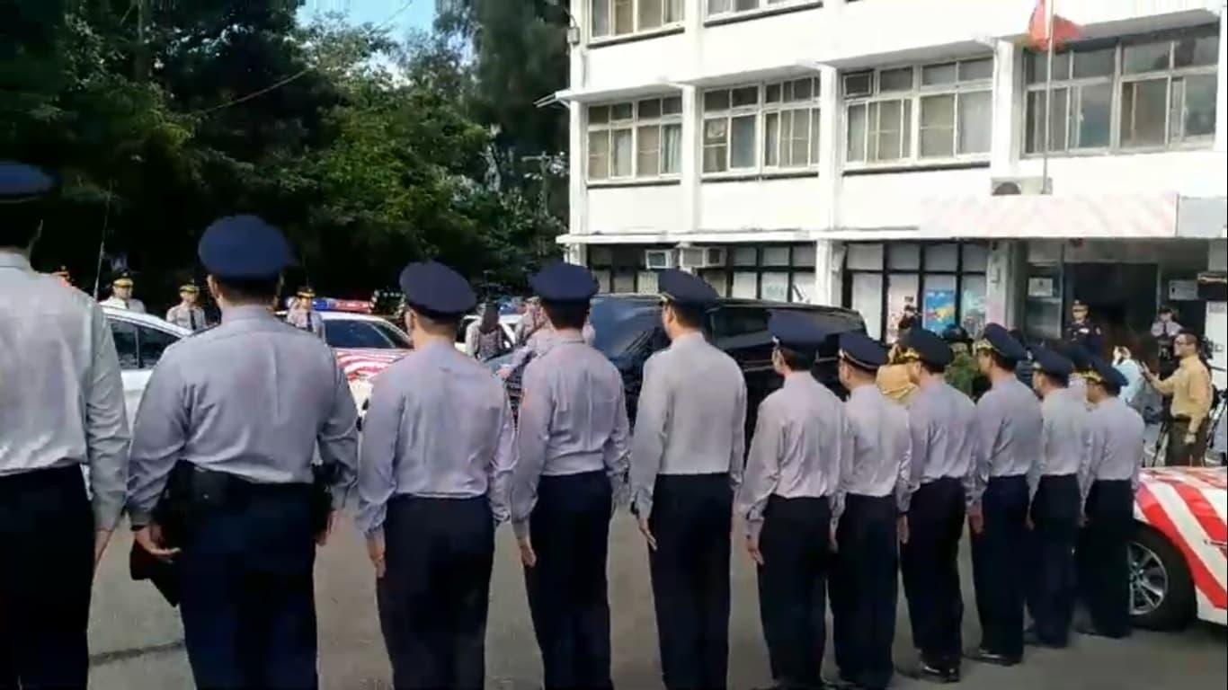楊梅分隊向冠鈞遺體敬禮致意，希望弟兄一路好走。（翻攝畫面）