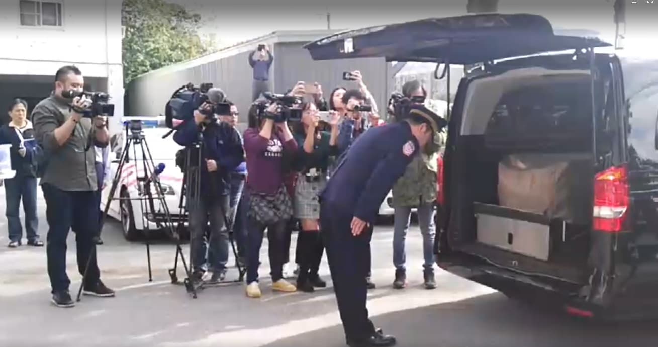  國道公路警察局第二大隊長李忠賢則將制服交給冠鈞的父母留念。（翻攝畫面）