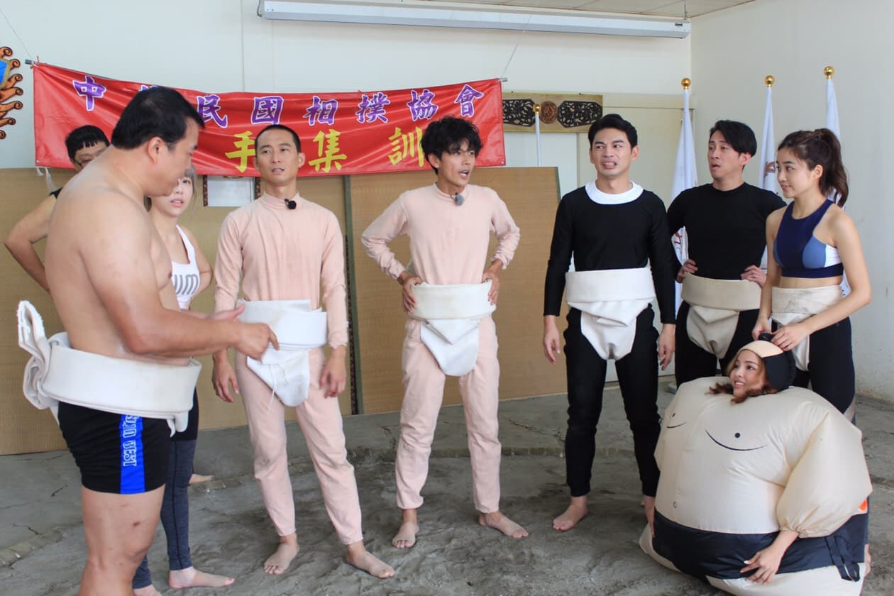 浩角翔起與阿ken、陳漢典聯手對抗相撲力士。(民視提供)
