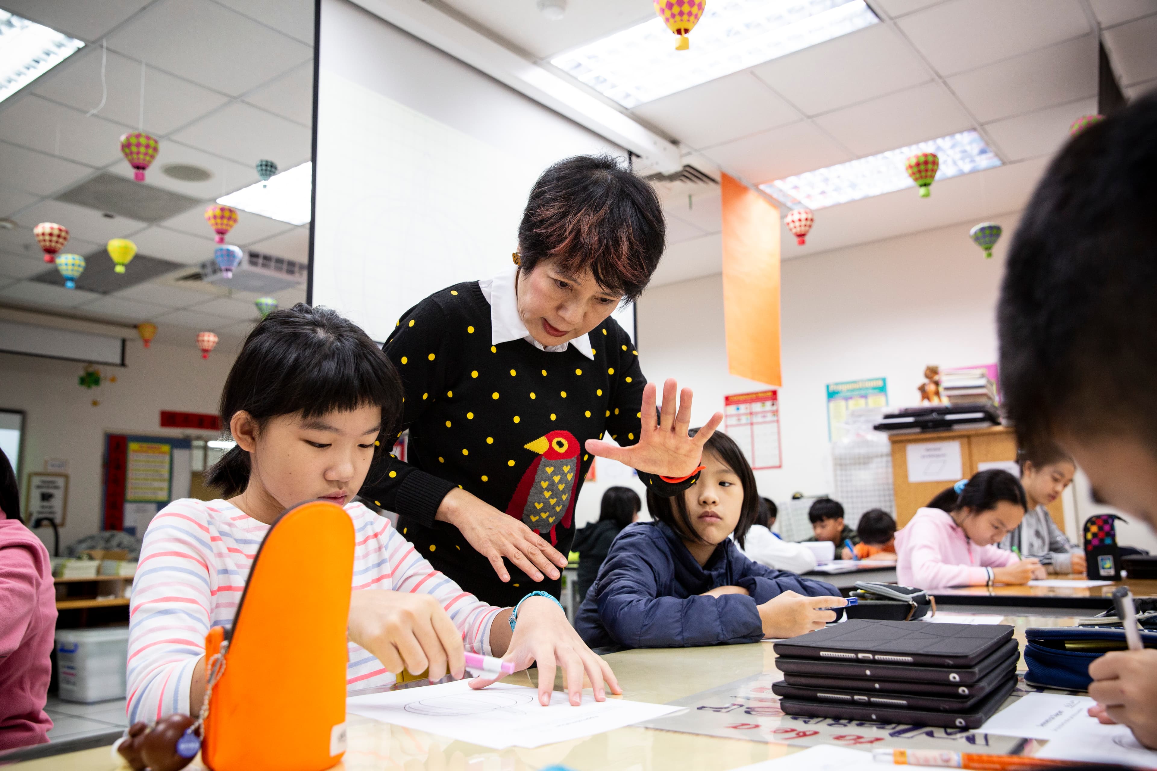 李以敏盡量讓自己的注意力公平分配到每個學生身上，避免某個學生特別得到關愛。