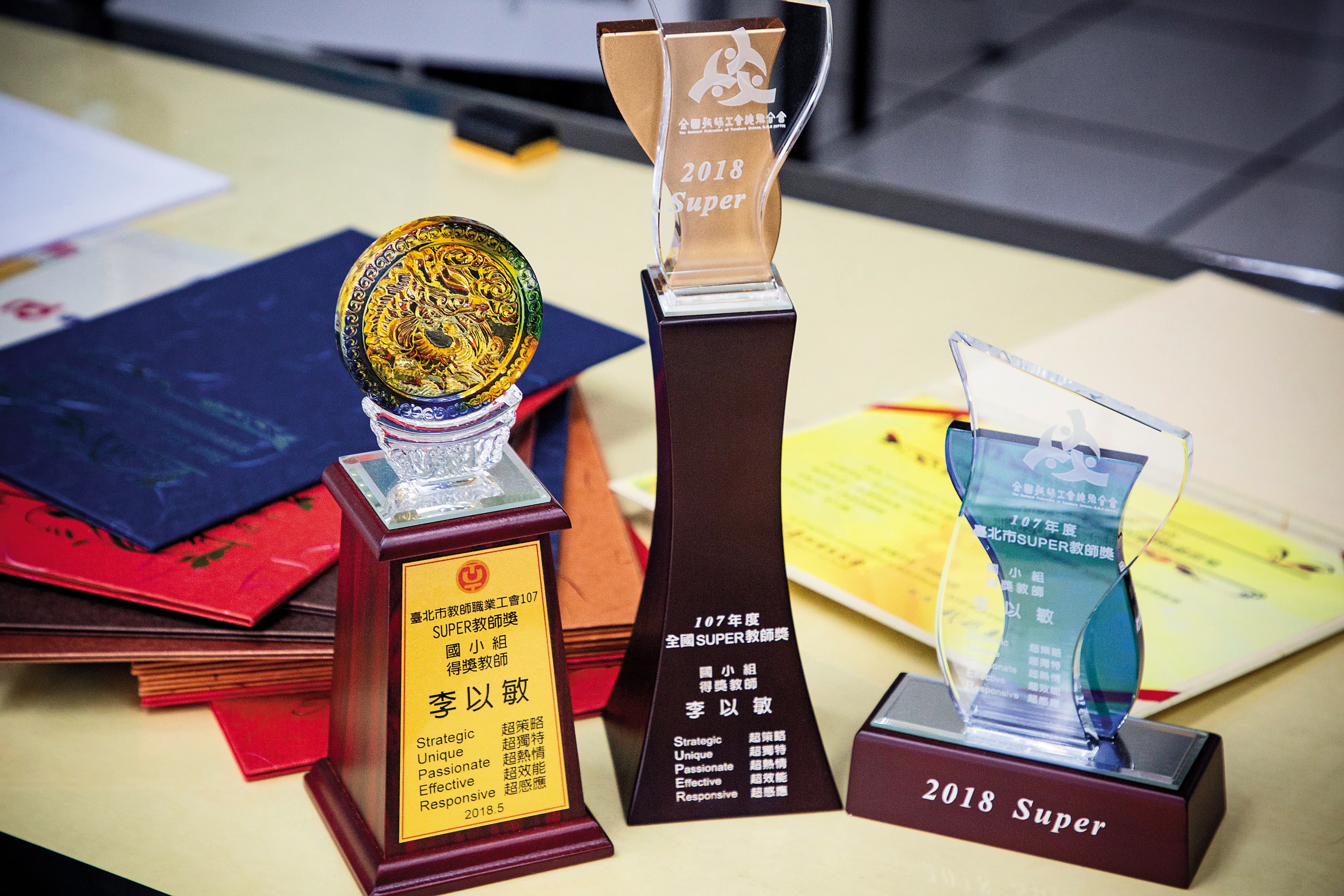 Super教師獎依年級分組,李以敏一路獲得台北市教師獎、全國賽入圍,並在最後階段獲得全國獎。