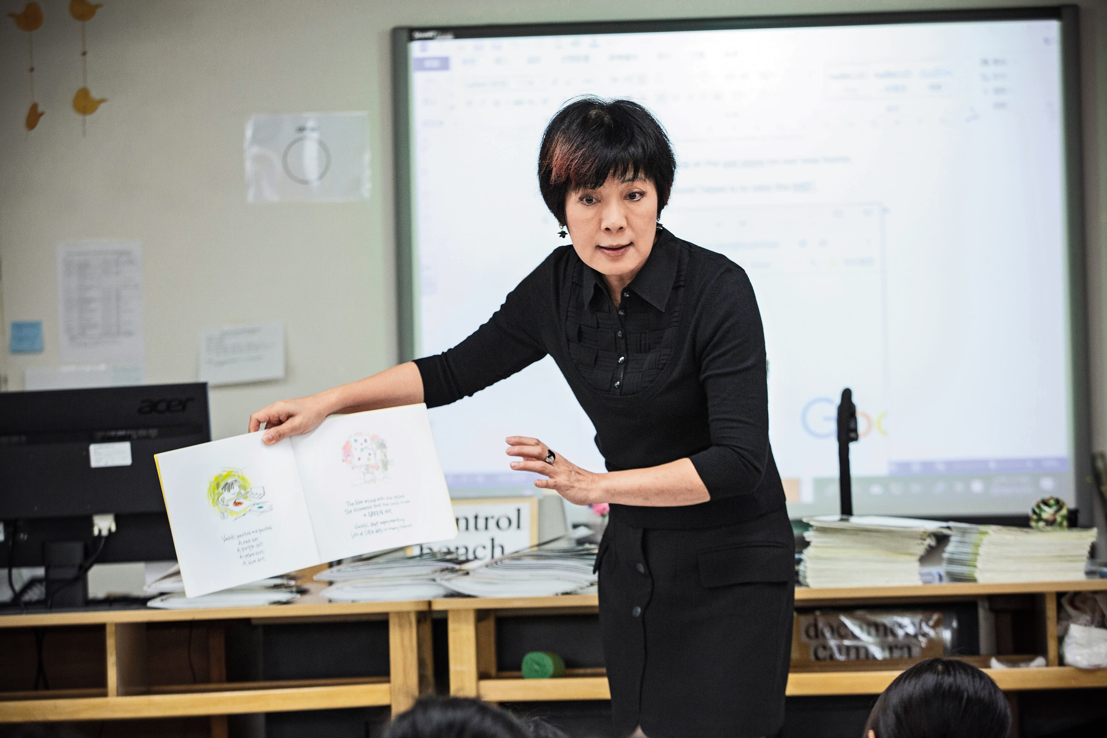 李以敏講起繪本唱作俱佳,雖然有近10位同學讀過,但她翻頁前會問學生若身為故事角色會怎麼做,減少彼此的資訊落差。