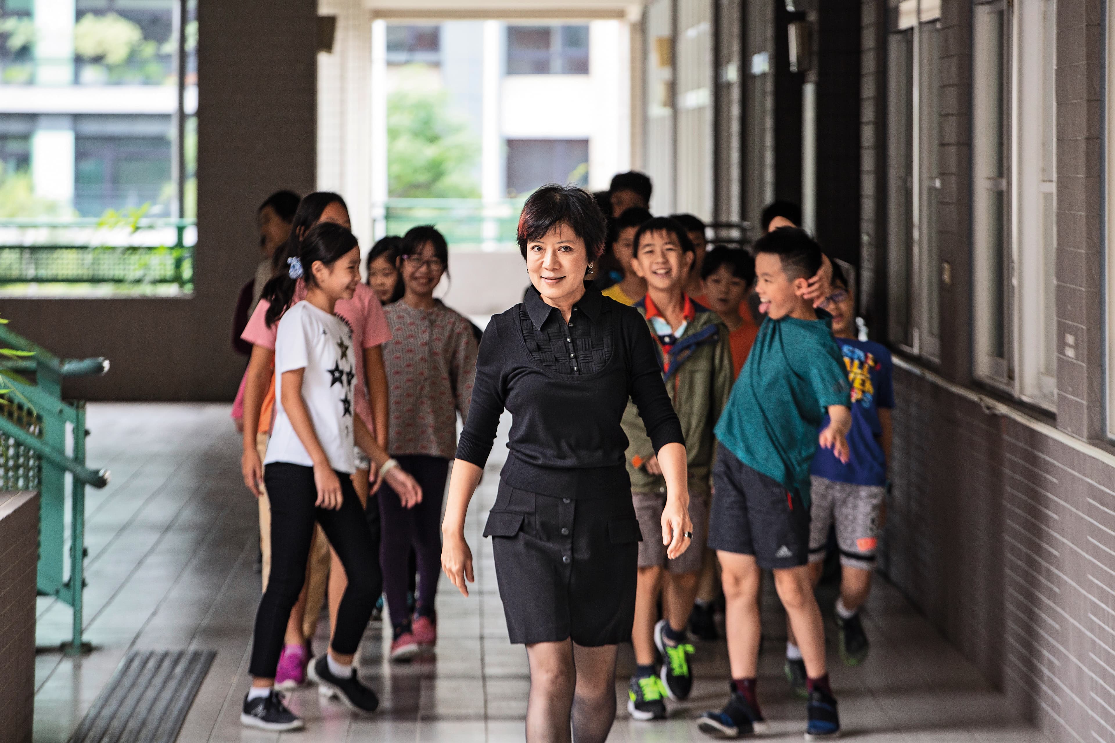 走出教室之後,學生恢復調皮本性,以殭屍般的步伐,跟在李以敏後方前進。