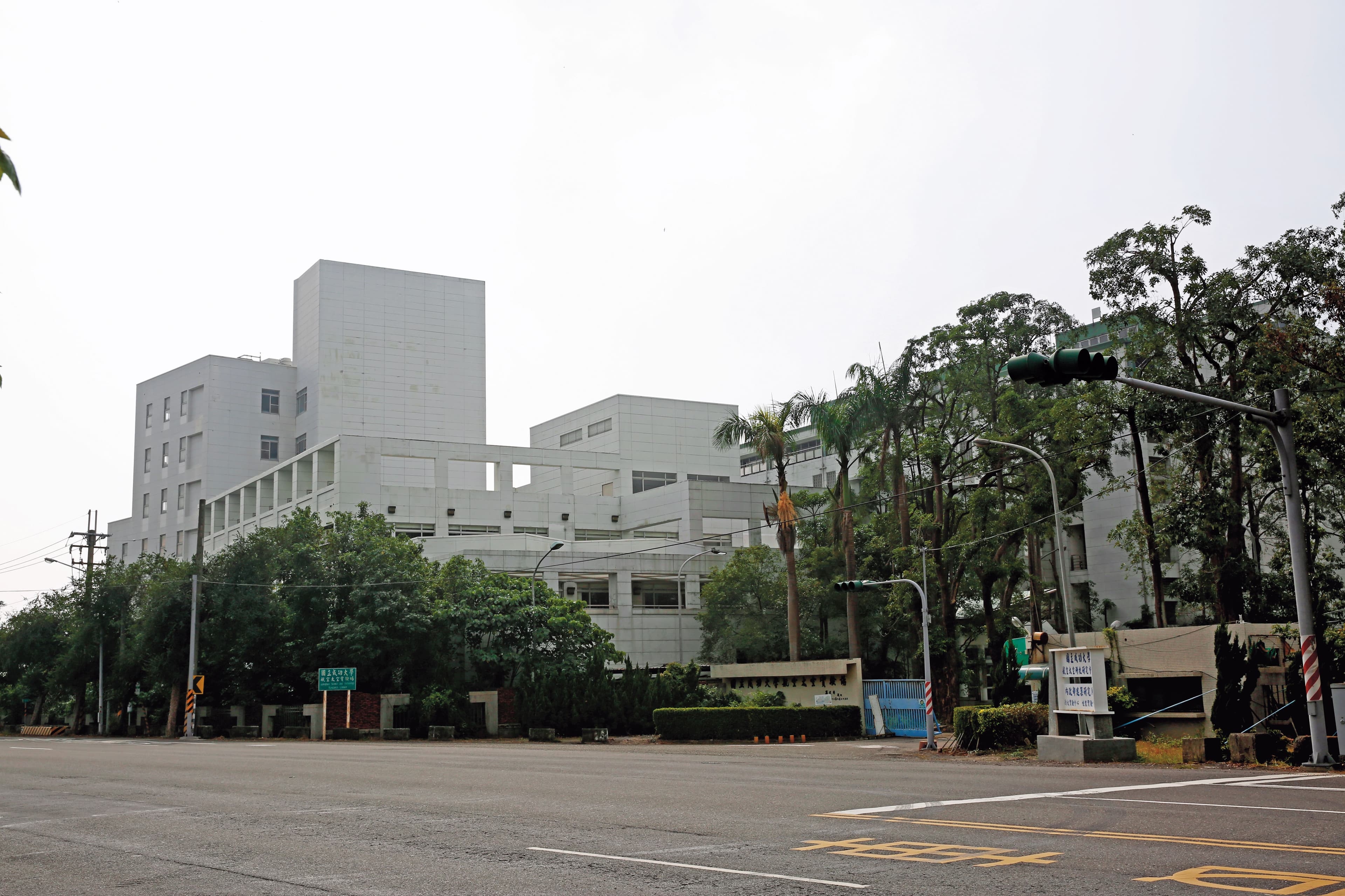 成功大學附設防火實驗室負責檢測建材安全,學者建議政府公開不利民眾的危安資訊。