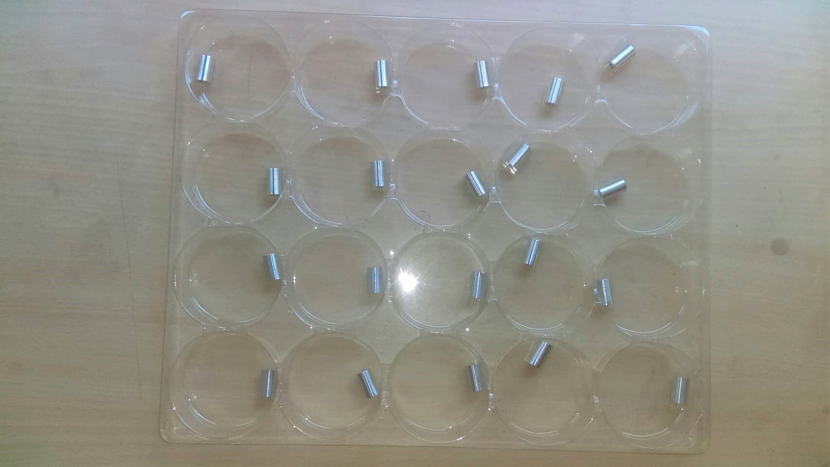 除了洗碗機,廖品源也帶領研發團隊設計製造出各種洗淨機,現在也開始洗精密元件的tray盤。(吉維那提供)