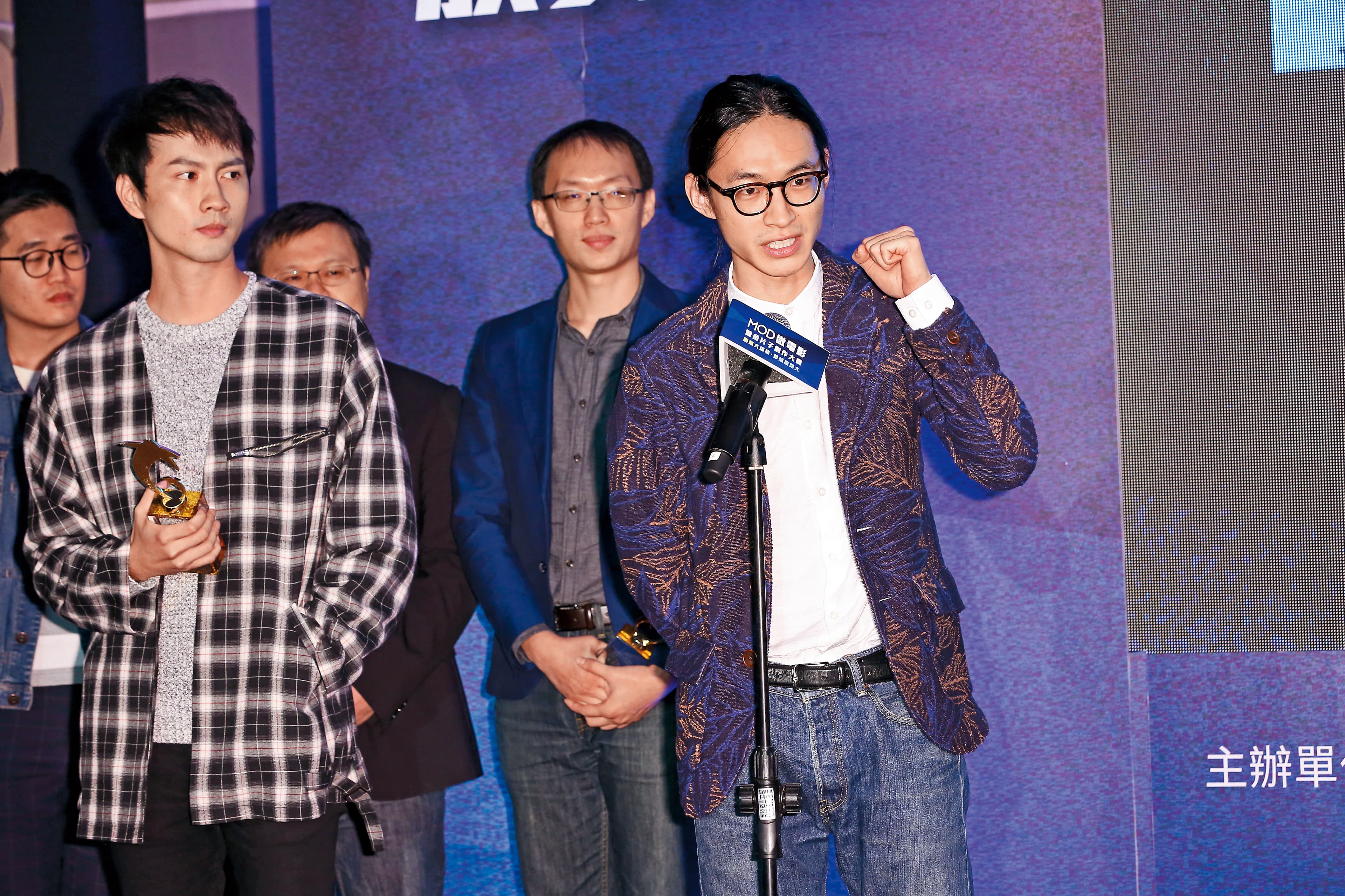 黃河（右）與好友張捷共同創作、執導的短片《真的》獲獎，女友温貞菱則是活動代言人，默默坐在台下看著男友領獎。