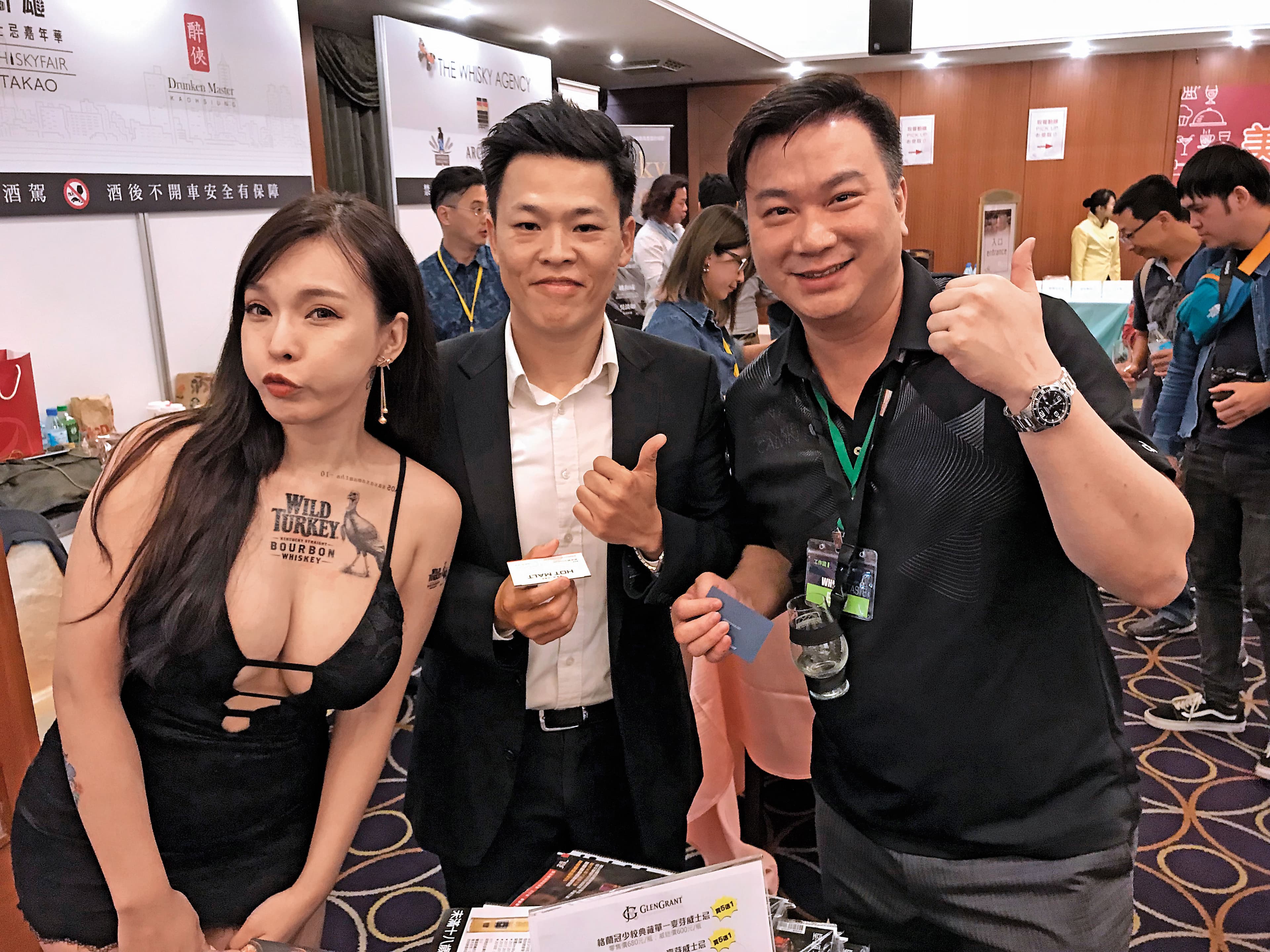 展不在小,有妹則靈。只要參展商用心,不僅能有效行銷品牌,同行也會來共襄盛舉。左起野火雞女郎牛奶、金巴利原廠瀚寬、新科Keeper豪邁Richard。