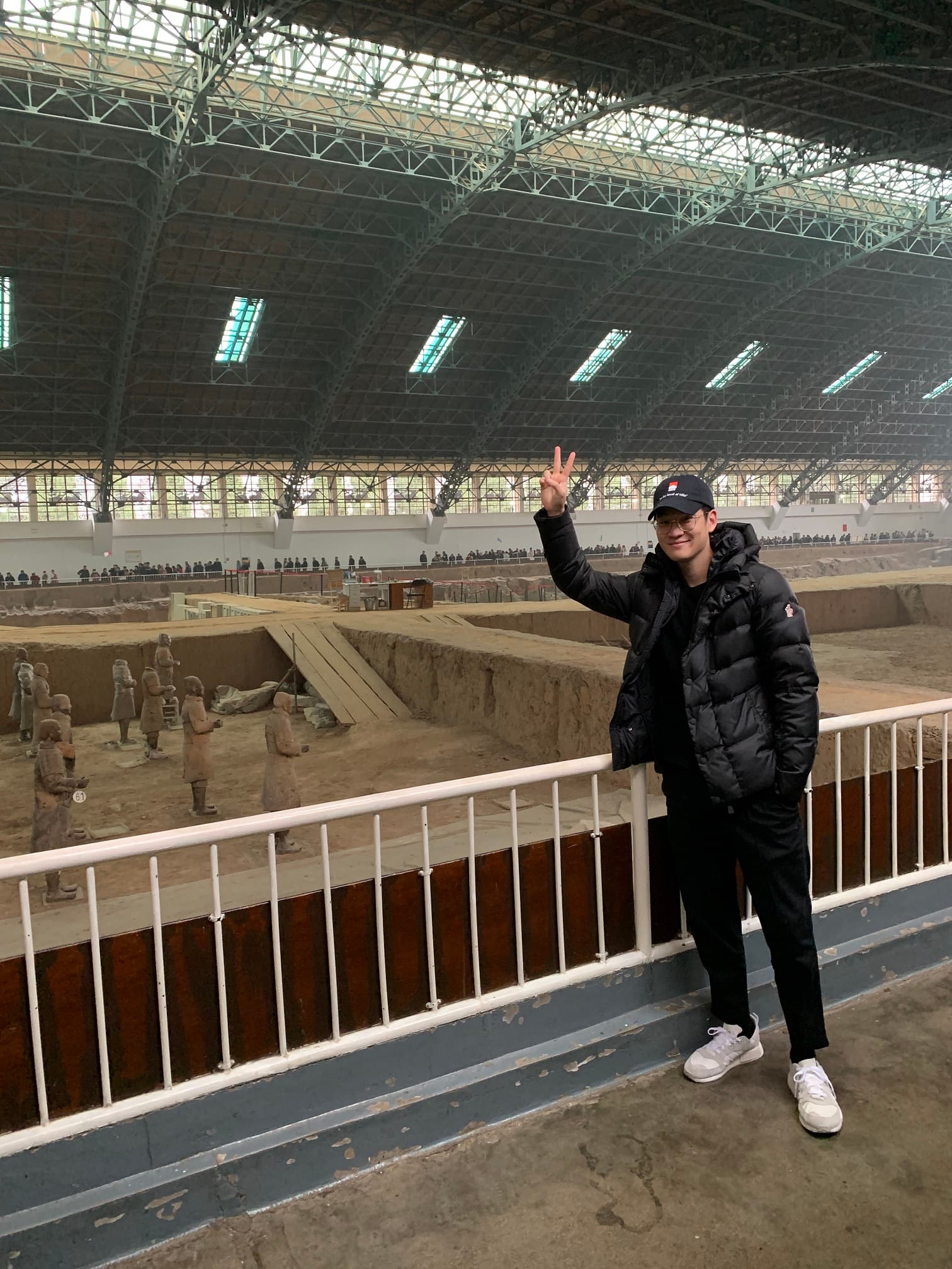 初次遊西安，周興哲跑去看兵馬俑，直呼不可思議。（索尼音樂提供）