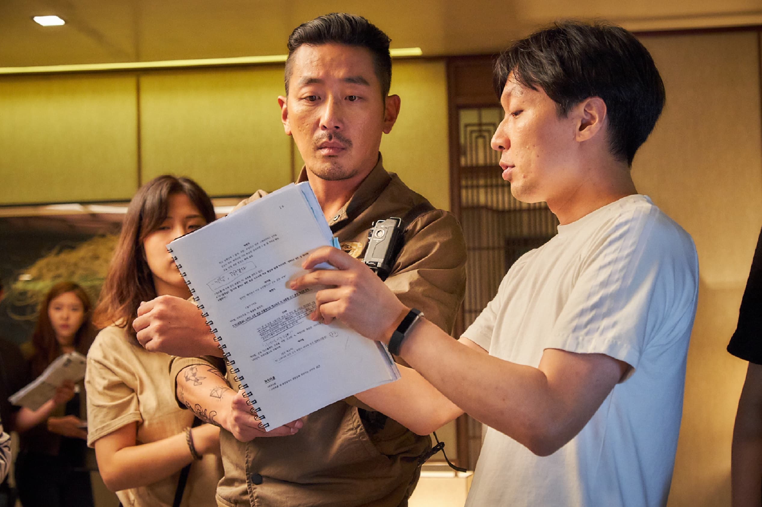 導演金秉祐(右)籌備《90分鐘末日倒數》長達5年,第一時間就決定河正宇(左)是男主角。(華聯國際提供)