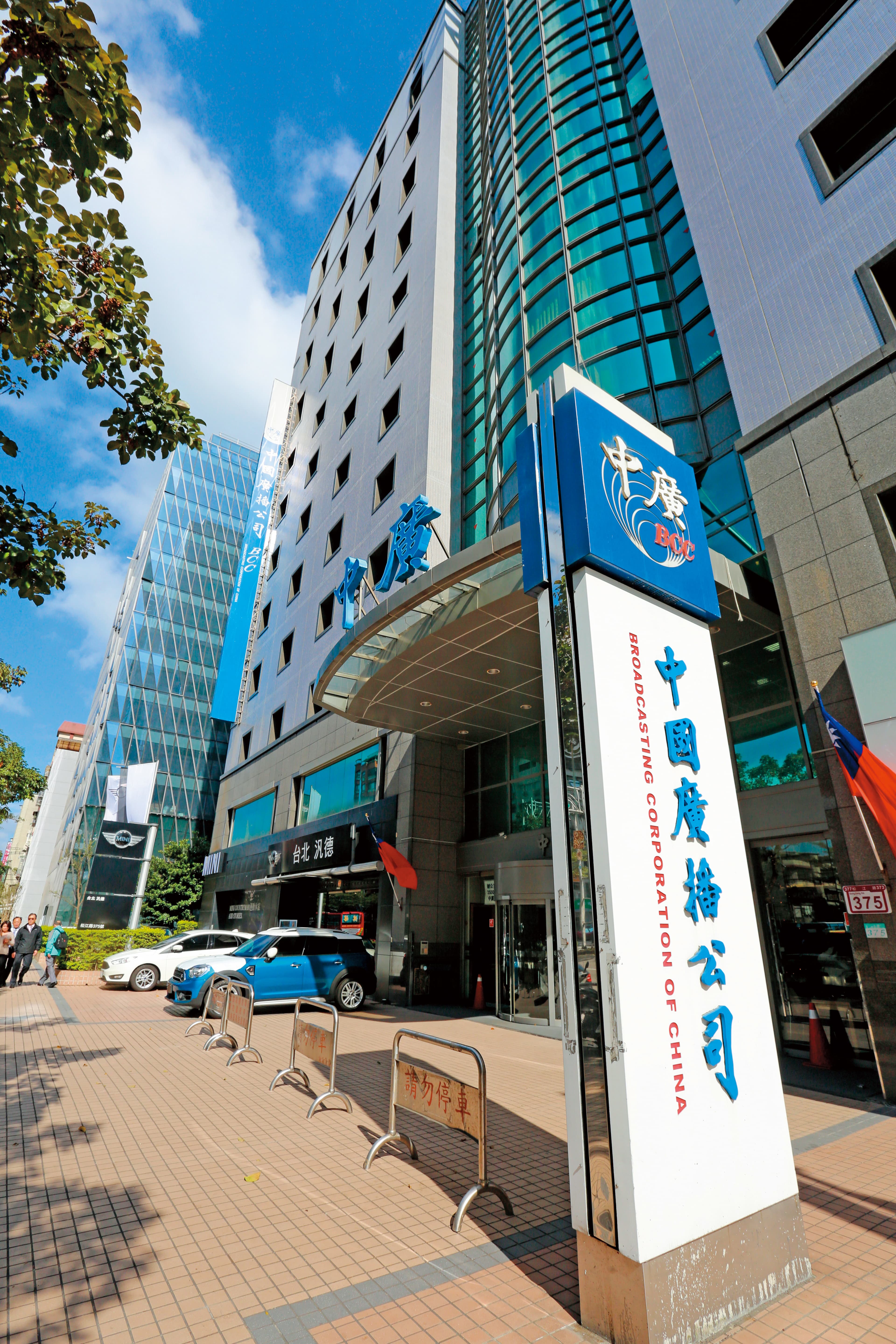 中廣交易案疑雲重重，外界懷疑國民黨賤賣黨產給名嘴趙少康。