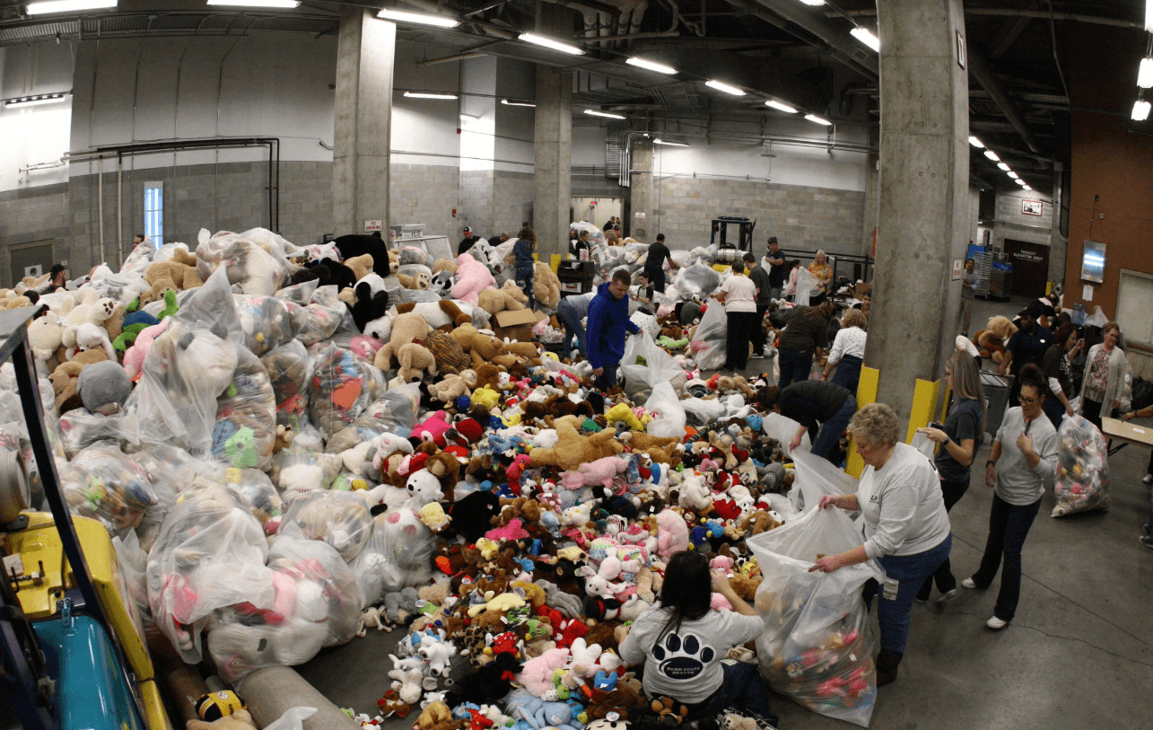 34,798隻泰迪熊將被分批送到當地許多兒福團體及醫院。(翻攝自Hershey Bears推特)