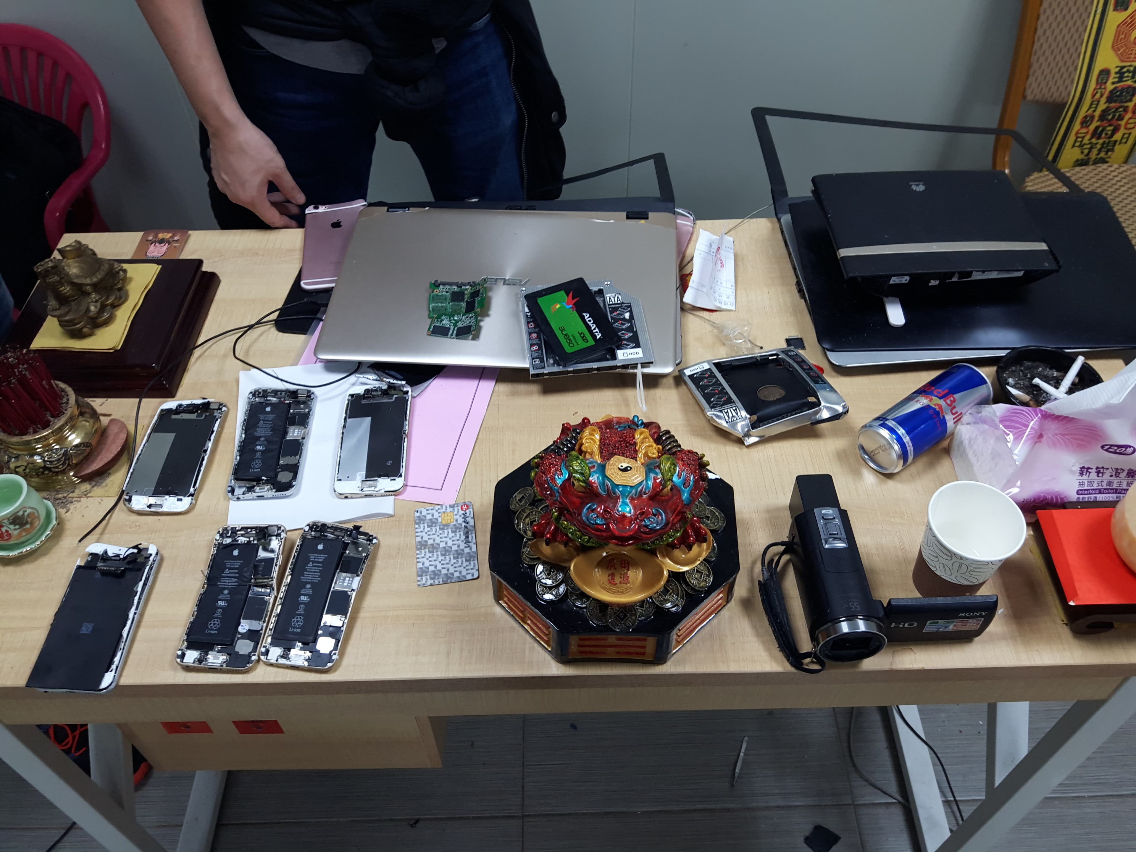 迷信的主嫌還賣金蟾蜍、小鬼求財。(刑事局提供)