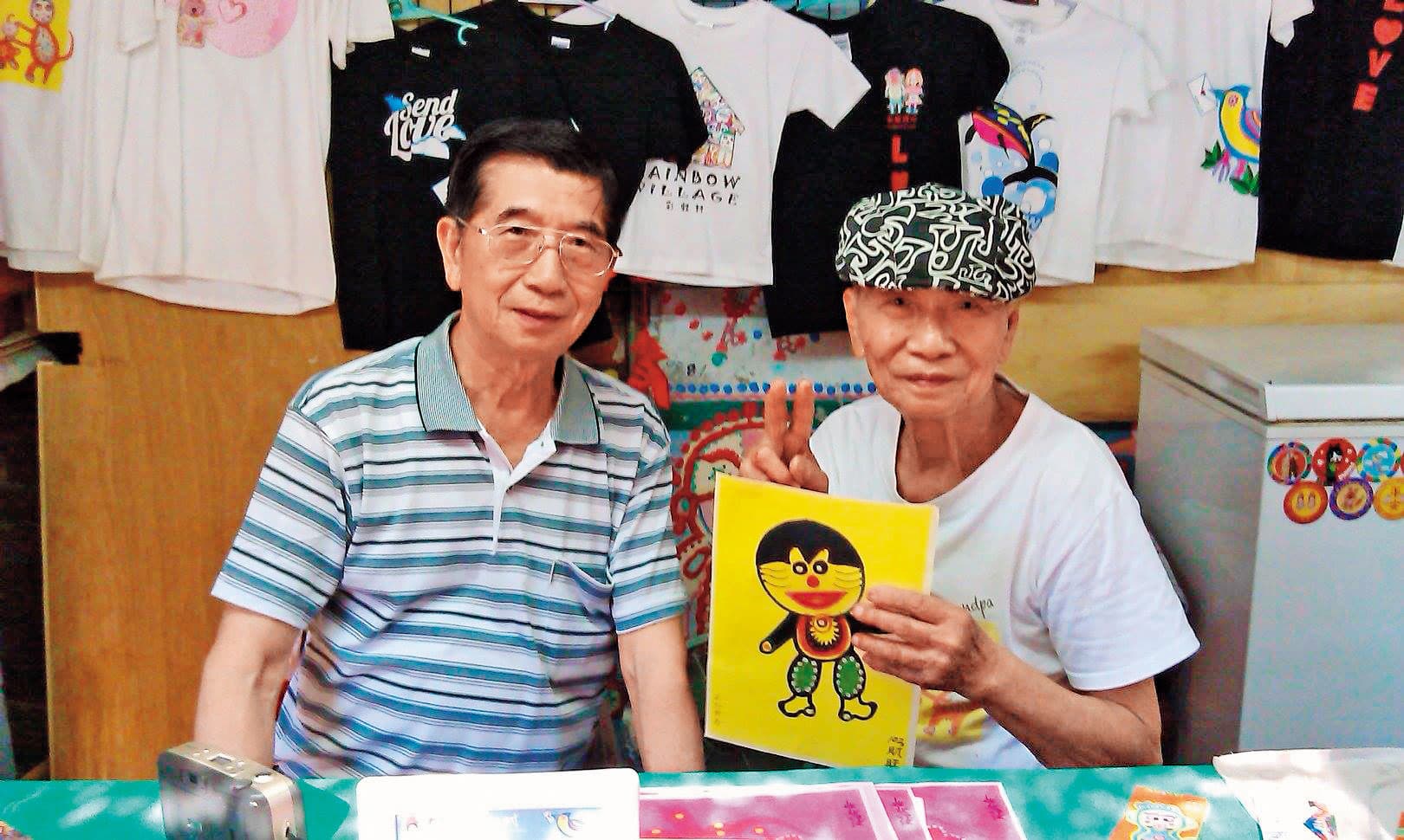 黃孔輝(左)聲稱,擁有哥哥、彩虹爺爺(右)的「著作人格權授權契約書」。(翻攝自彩虹村彩虹爺爺FB)