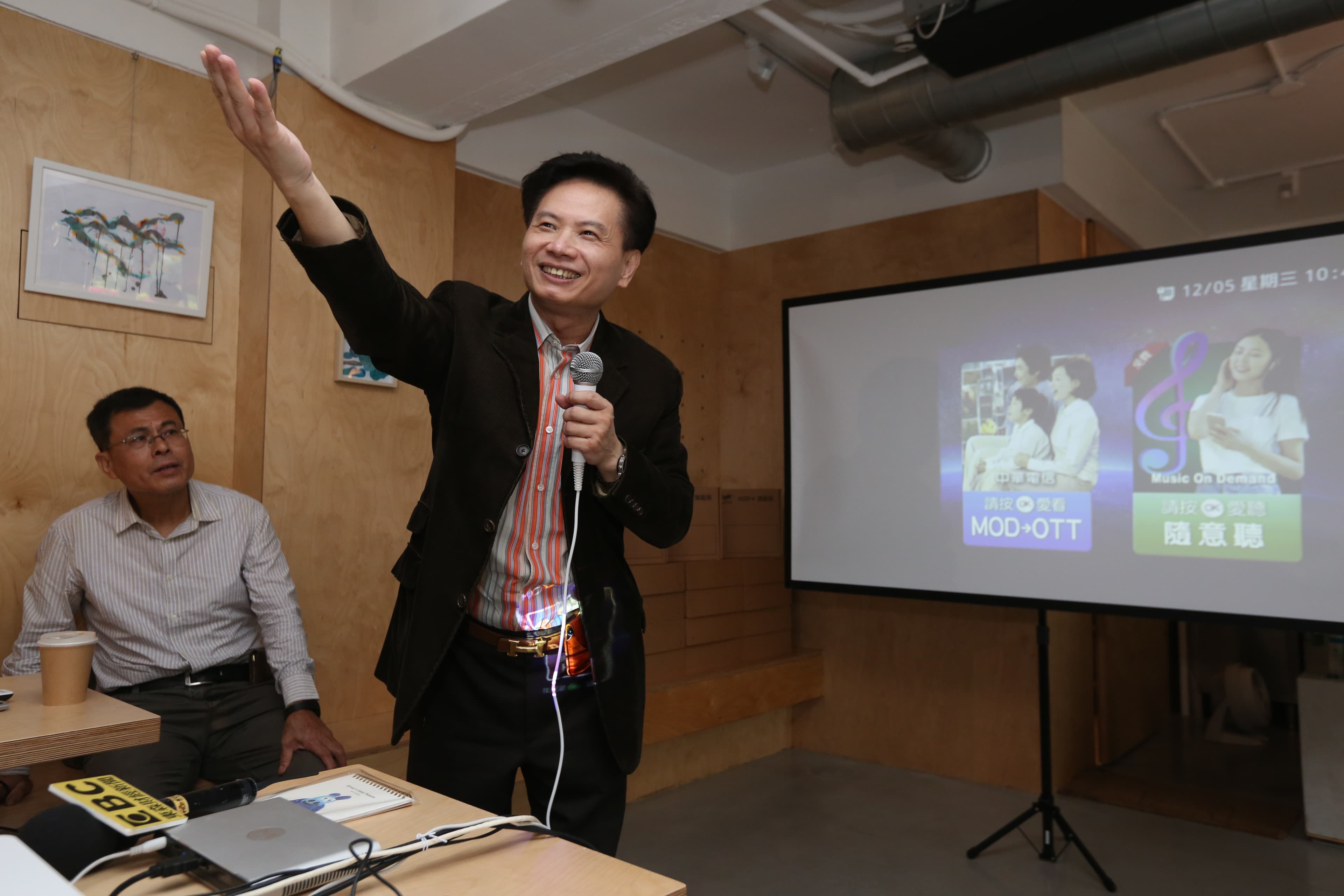 對於先前的中華電信投資爭議,林文信避談尖銳問題。