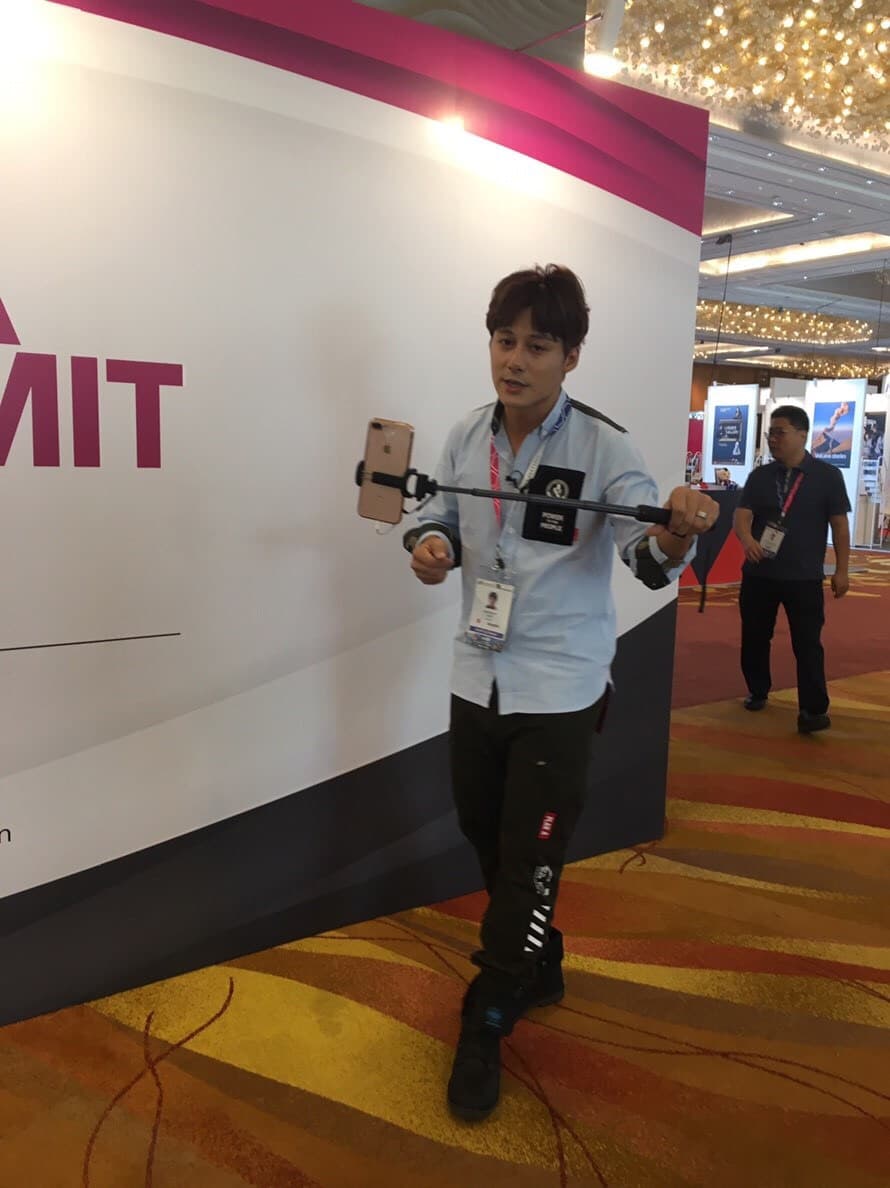 廖科溢在新加坡直播與粉絲互動。(亞洲旅遊台提供)