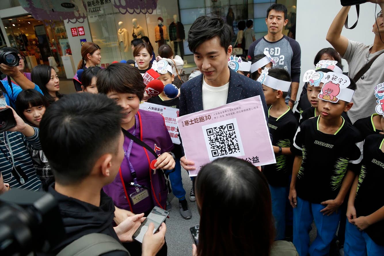 江宏傑在路上邀請民眾下載貼圖做愛心。