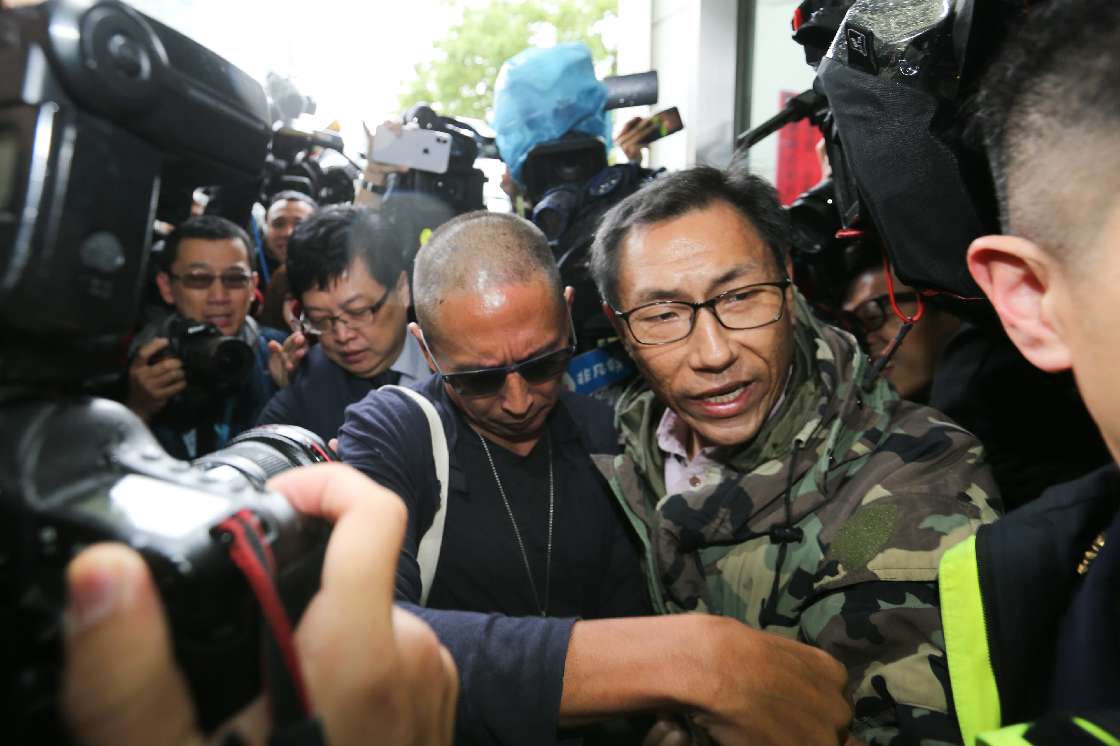 鈕承澤被大批媒體包圍，一度寸步難行。