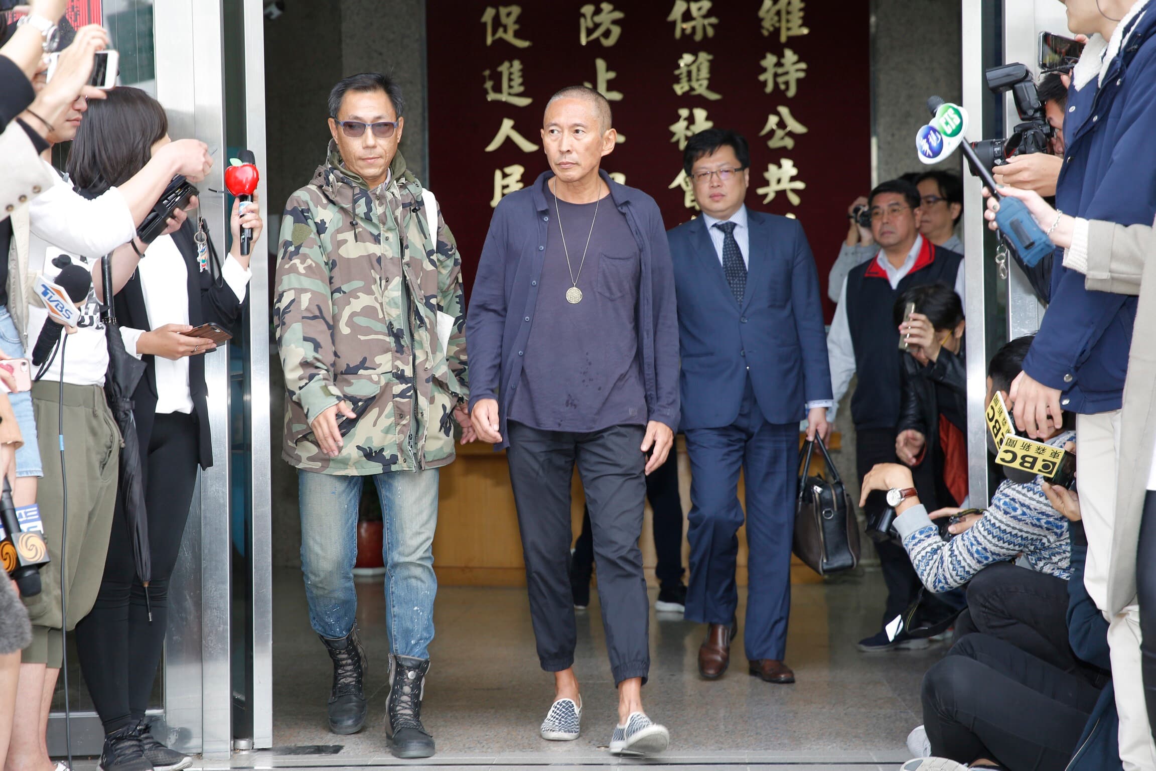 鈕承澤面對大批媒體,表示自己被社會判死刑。