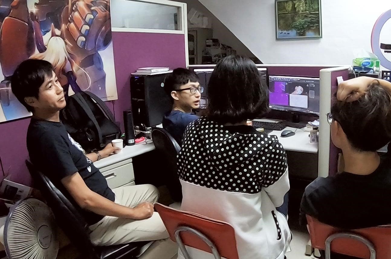 台灣動畫從製作、混音到配樂,每個階段都面臨人才短缺問題,《重甲機神Baryon》團隊也是邊做邊學。 (乾坤一擊公司提供)