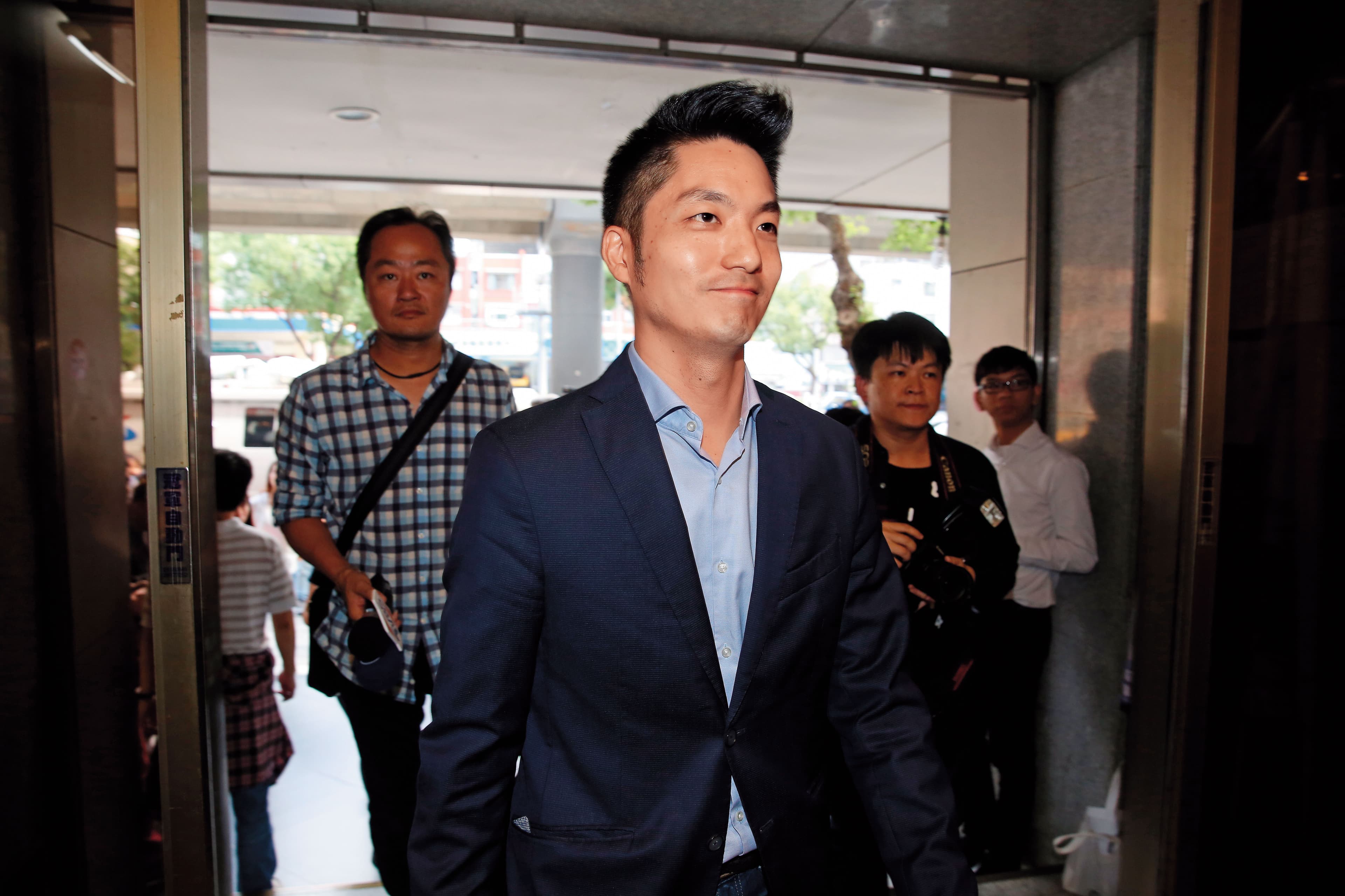 朱營對立院黨團成員高喊世代交替並不排斥,立院黨團幕僚群則喊出江啟臣搭配蔣萬安的「江蔣配」。