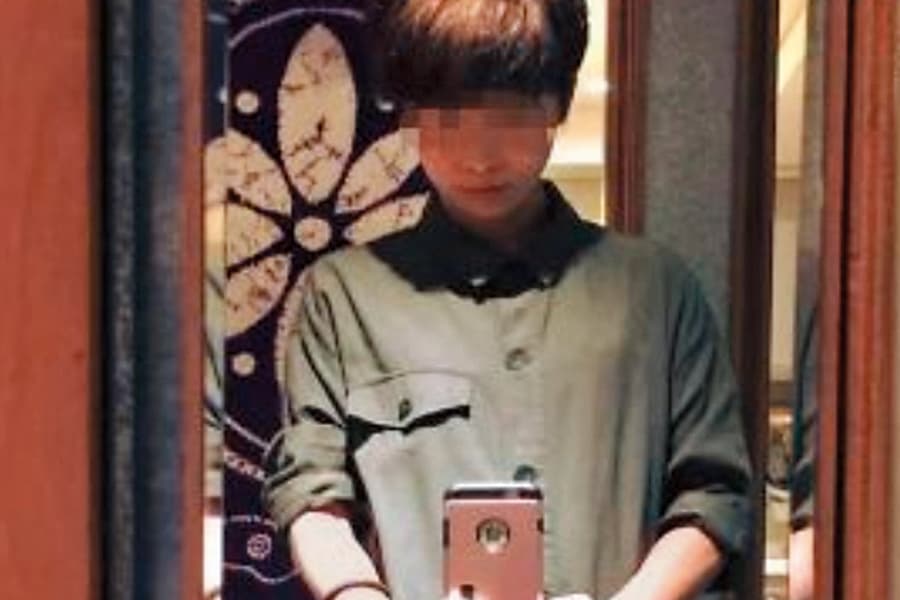 當晚帶A女赴鈕家又先行離開的女主管被起底,原來她的父親曾當過總統府國策顧問,來頭很大。(翻攝自女主管臉書)