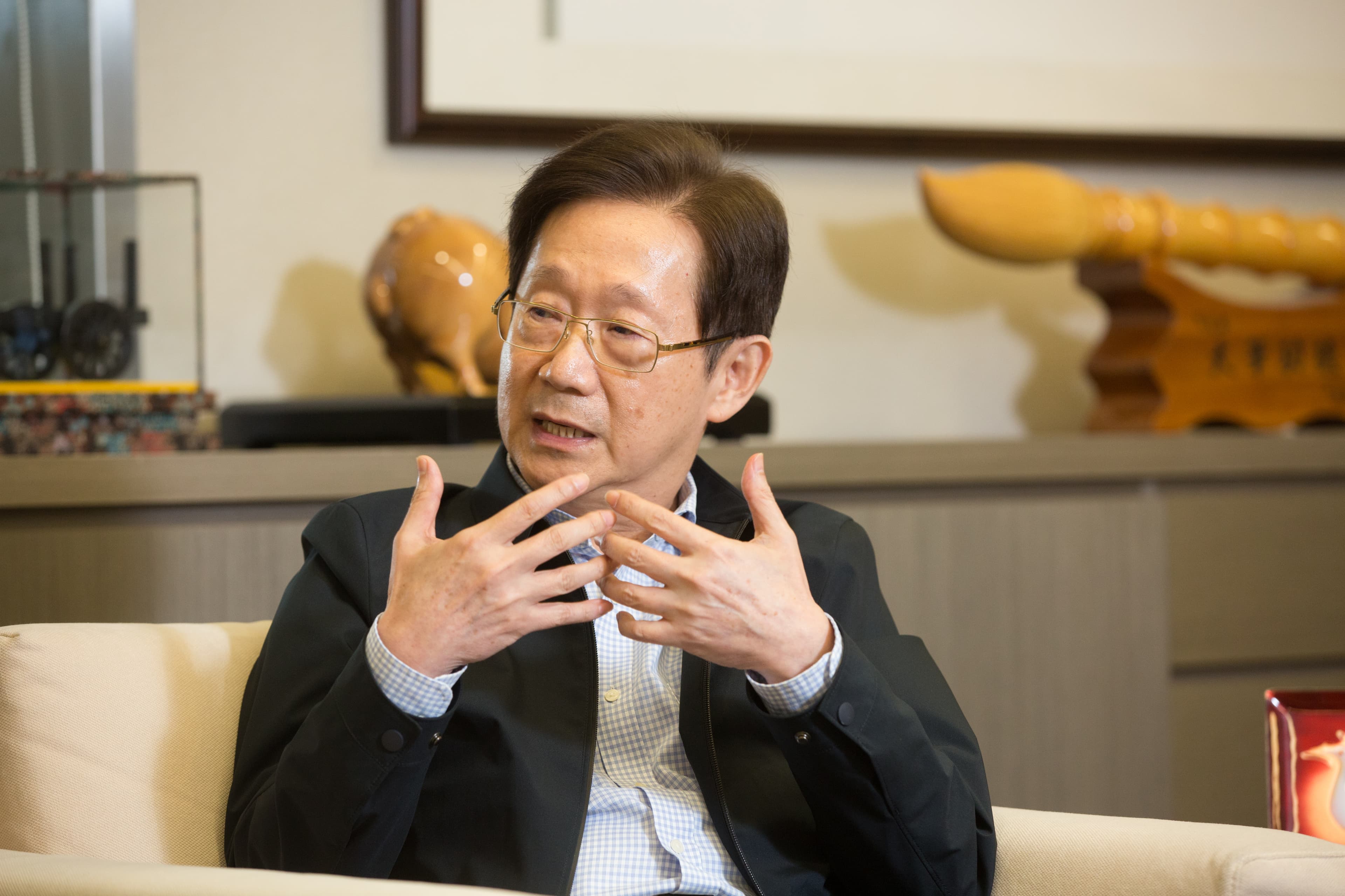 林文淵過去無故遭吳乃仁撤換,讓他有苦難吐,但因為他是大哥兼好友,而他的女兒吳怡青有專業,沒有不挺她的理由。