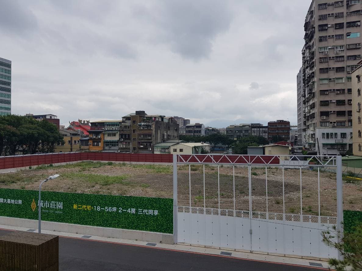 城市莊園整合10年才都更成功,基地面積1337坪,四面臨路。