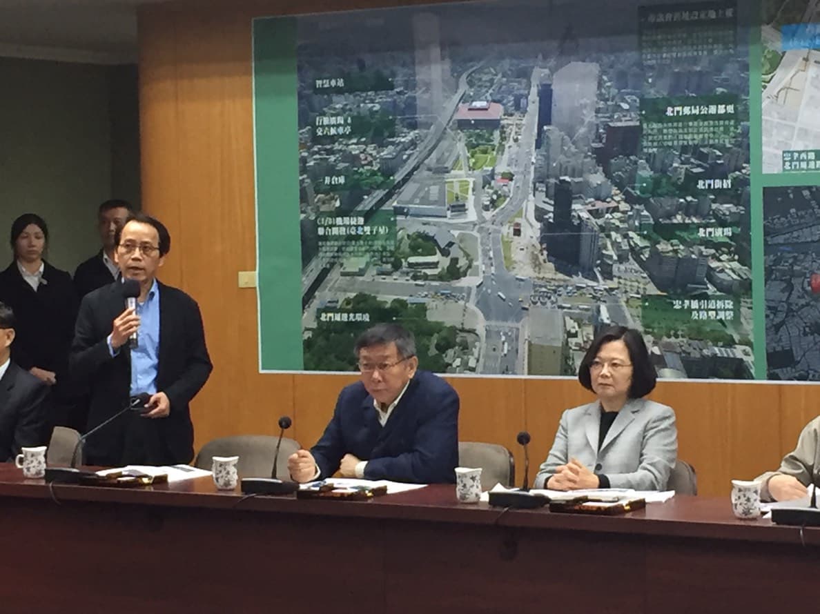 蔡英文總統與柯文哲市長兩人於北門廣場一同聽取副市長林欽榮的簡報。