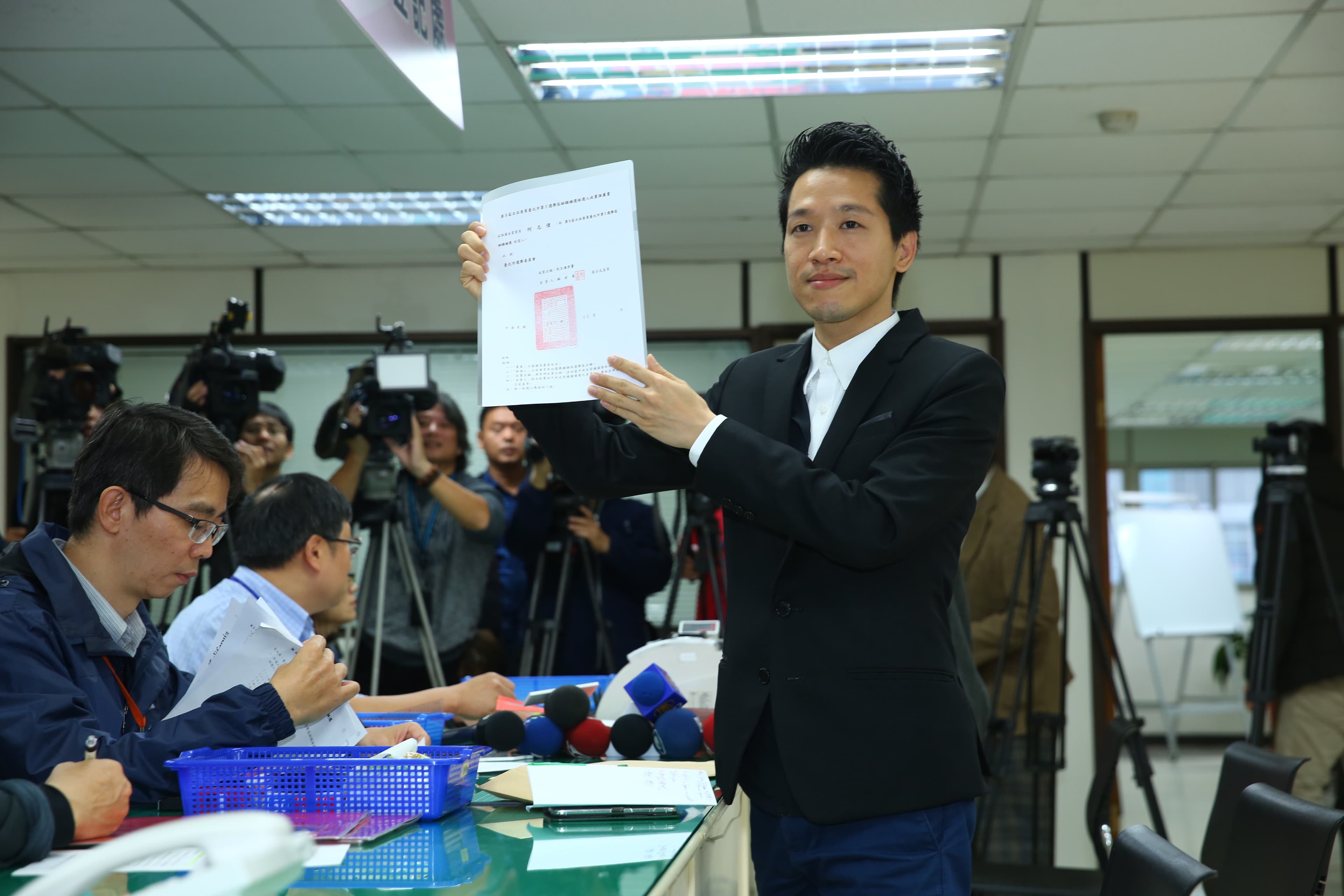 台北市前議員何志偉代表民進黨參選，白綠確定開戰。