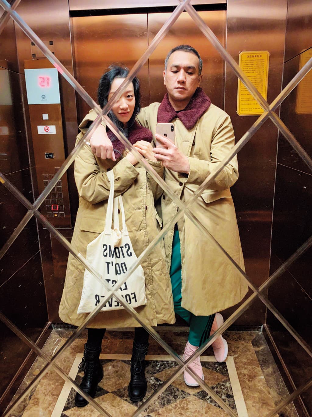 黃覺與太太麥子的自拍,充分顯示他浮誇的那一面。(翻攝自黃覺微博)
