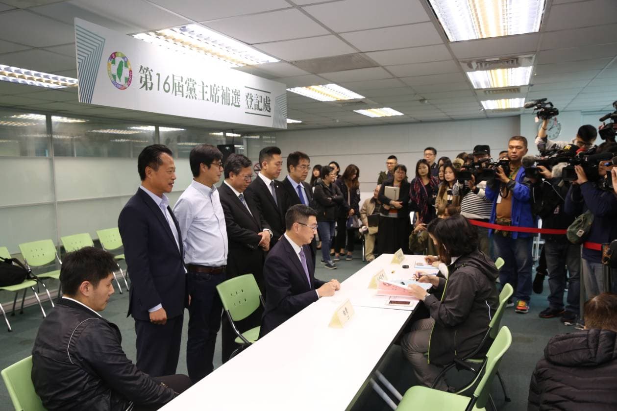 行政院秘書長卓榮泰今天下午在桃園市長鄭文燦、新竹市長林智堅、台南市準市長黃偉哲、嘉義縣準縣長翁章梁、前立委陳其邁等人陪同下登記參選黨主席。