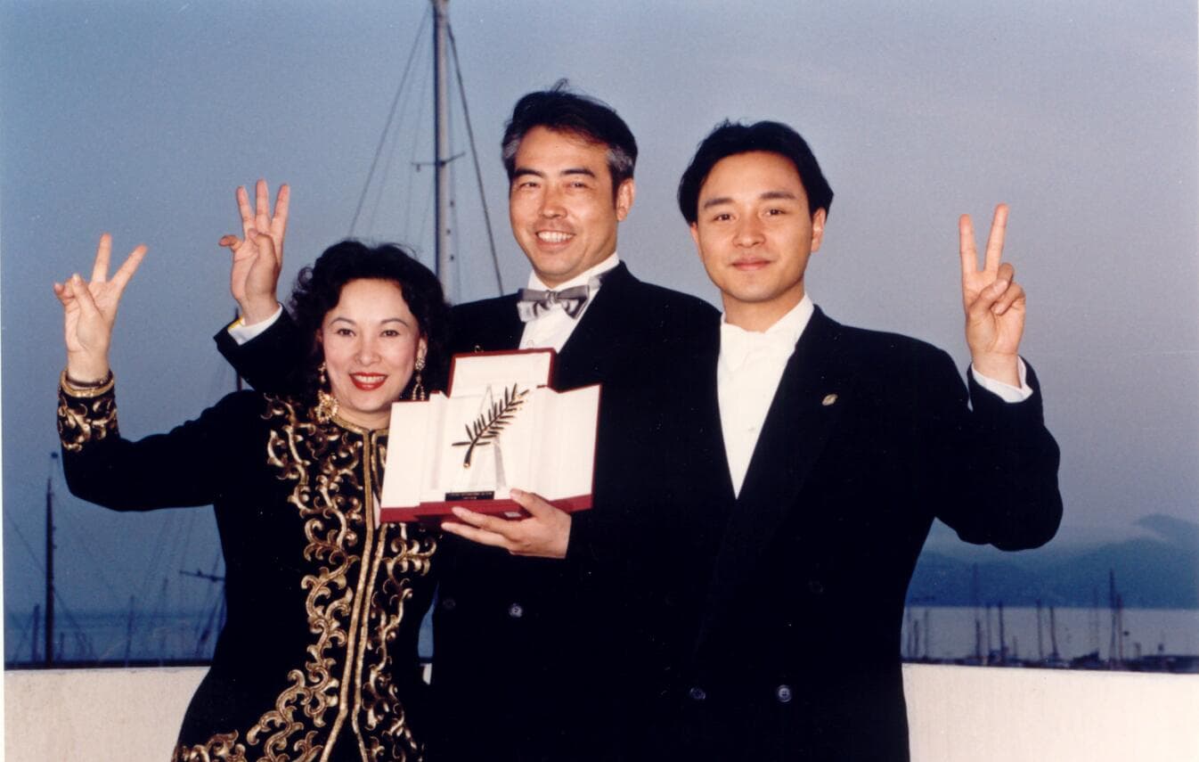 徐楓(左起)、導演陳凱歌和張國榮以《霸王別姬》在46屆坎城影展摘下金棕櫚獎,轟動全球,迄今仍是唯一獲得此獎項的華語電影。(翻攝自新浪)