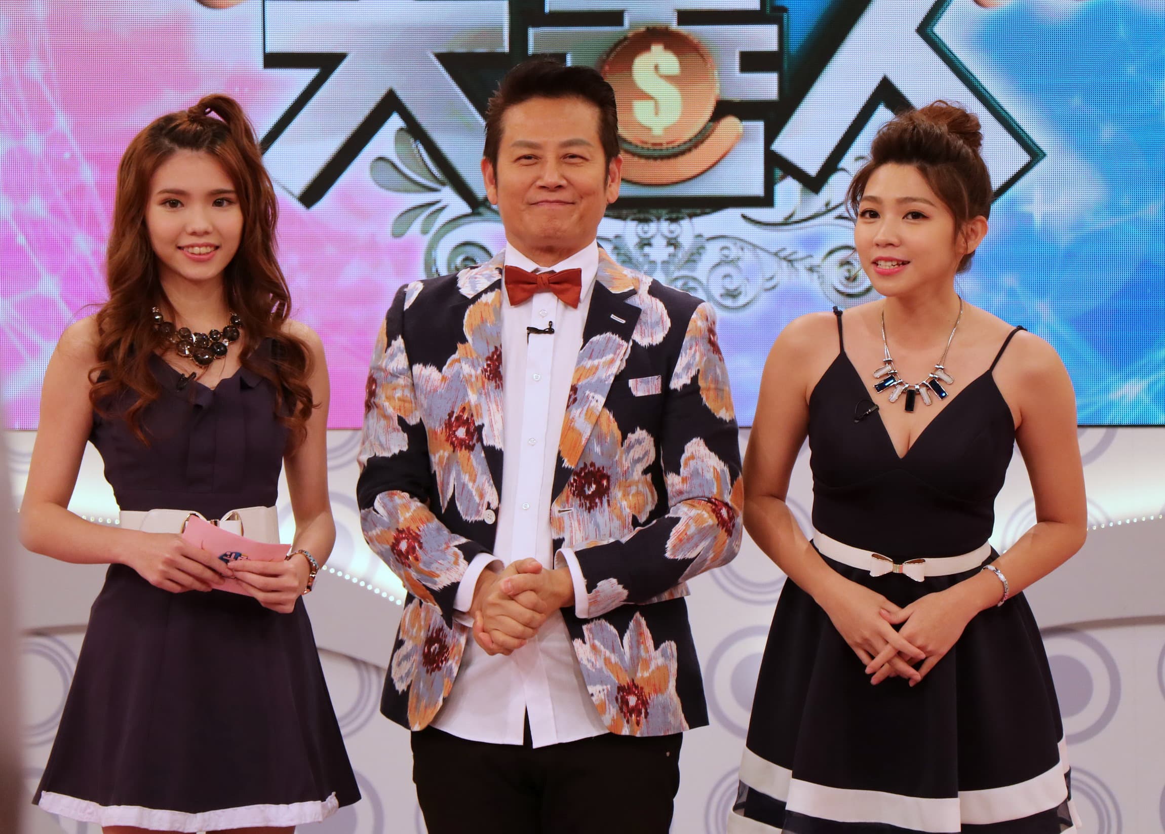 徐乃麟與曾智希、Zoe共同主持的狼谷競技台《斗內大善人》。（狼谷娛樂提供）