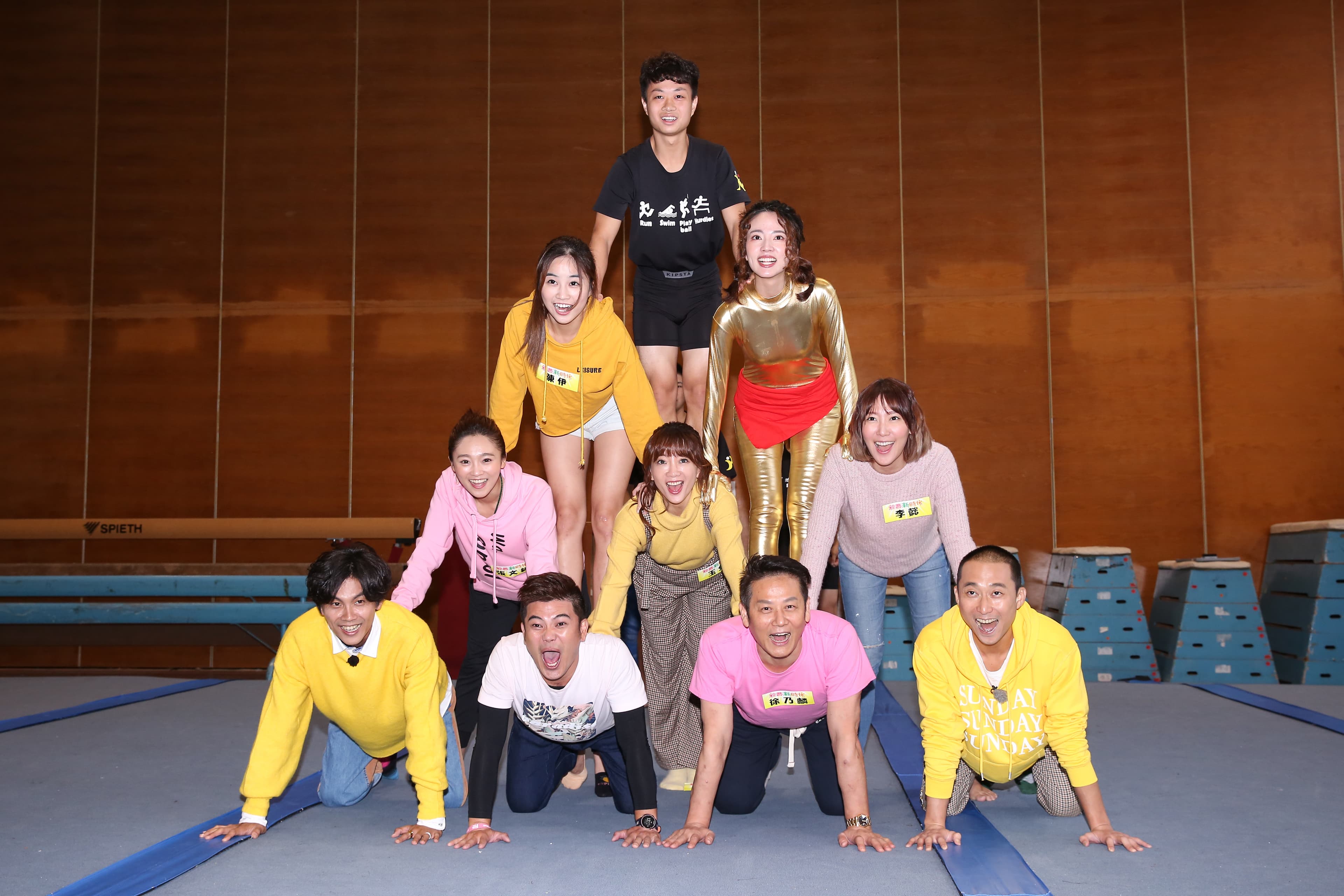 《綜藝新時代》主持群與徐乃麟共組人體金字塔,卻讓人想起電影《一屍到底》的場景。