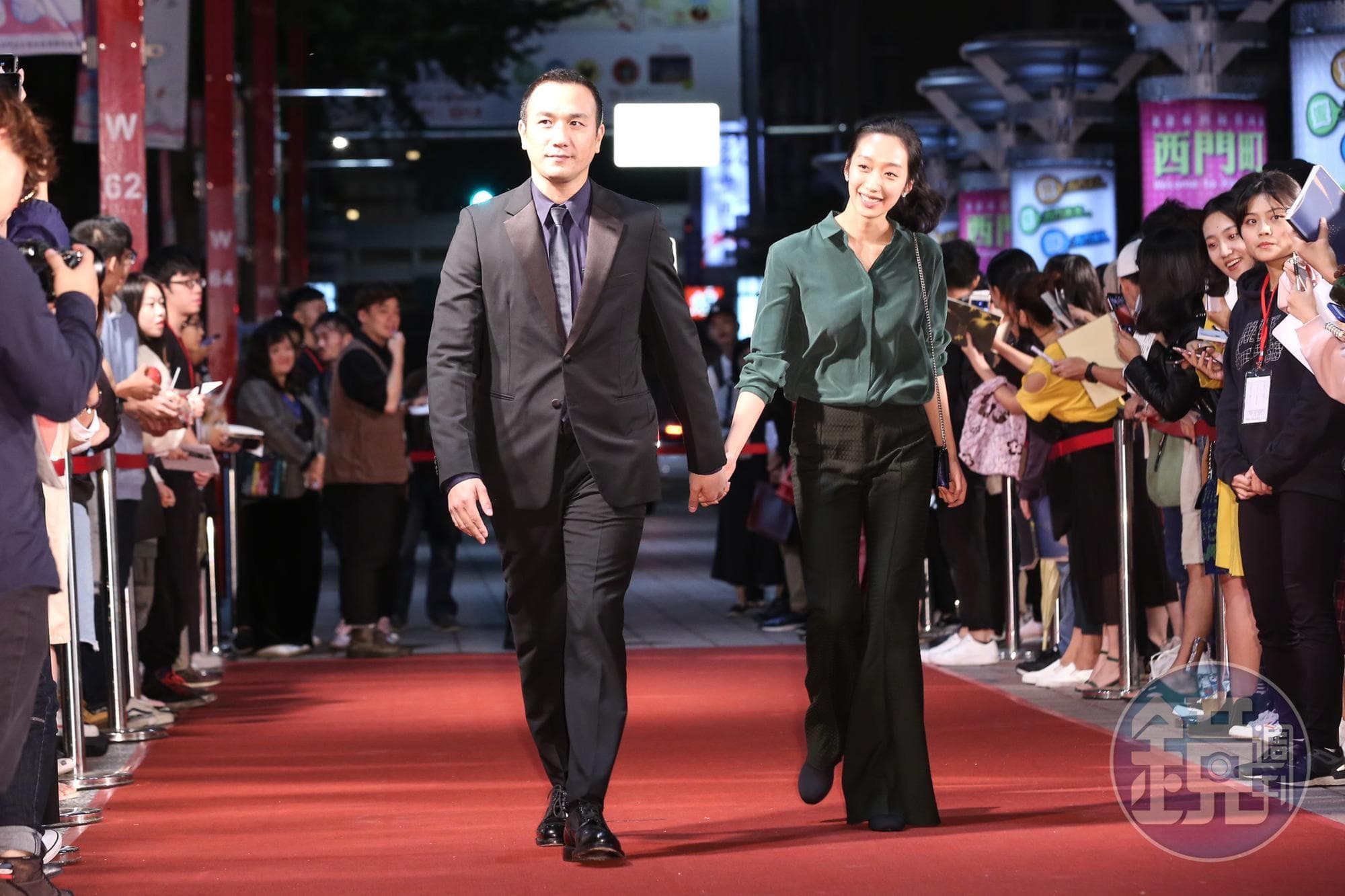 在台灣的金馬首映紅毯上,黃覺帶著太太一起與會。