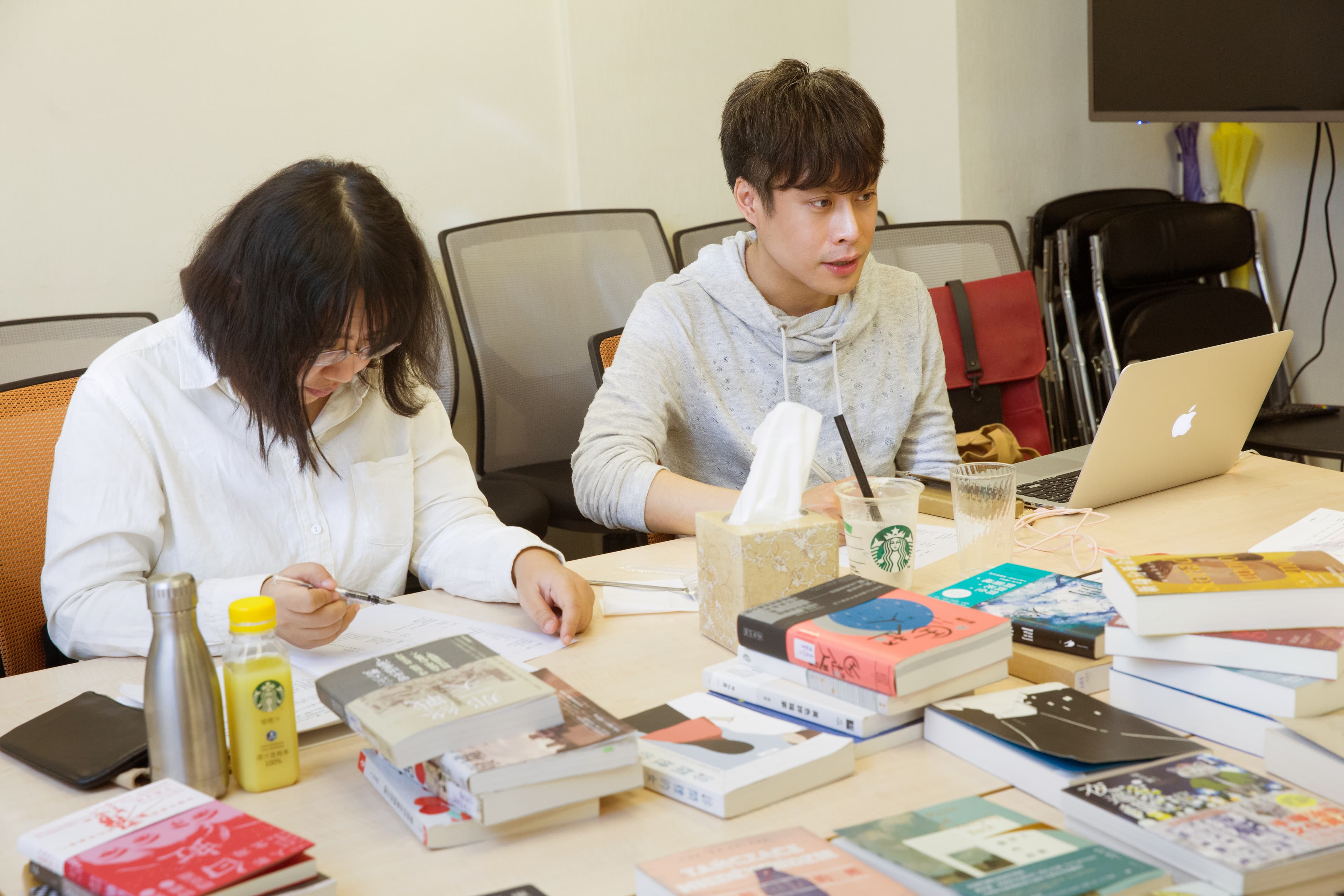 鏡文化書評委員:盧郁佳(左)、陳栢青(右)。