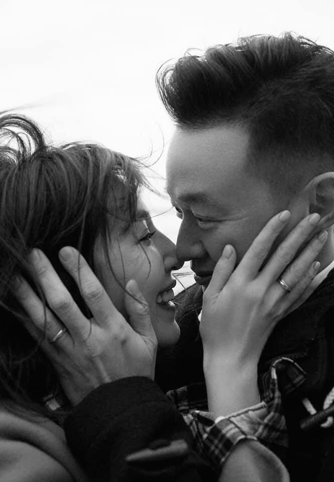 楊謹華與Ben同戴婚戒,宣示自組家庭。(翻攝自楊謹華臉書)