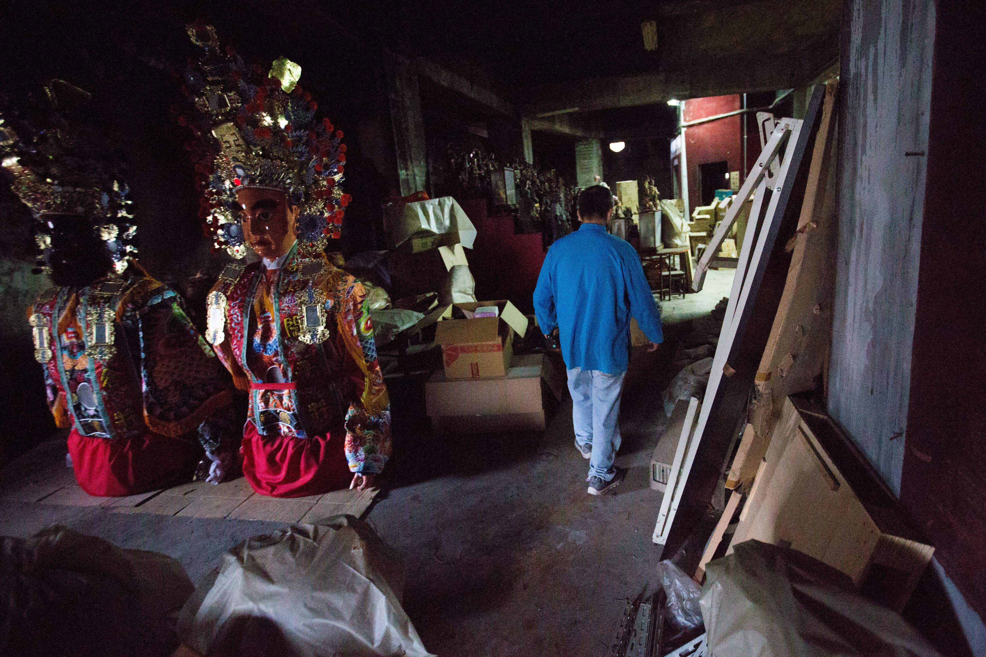 大關公內部以前是文物展示館,現今是堆放聚寶袋和神像的倉庫。