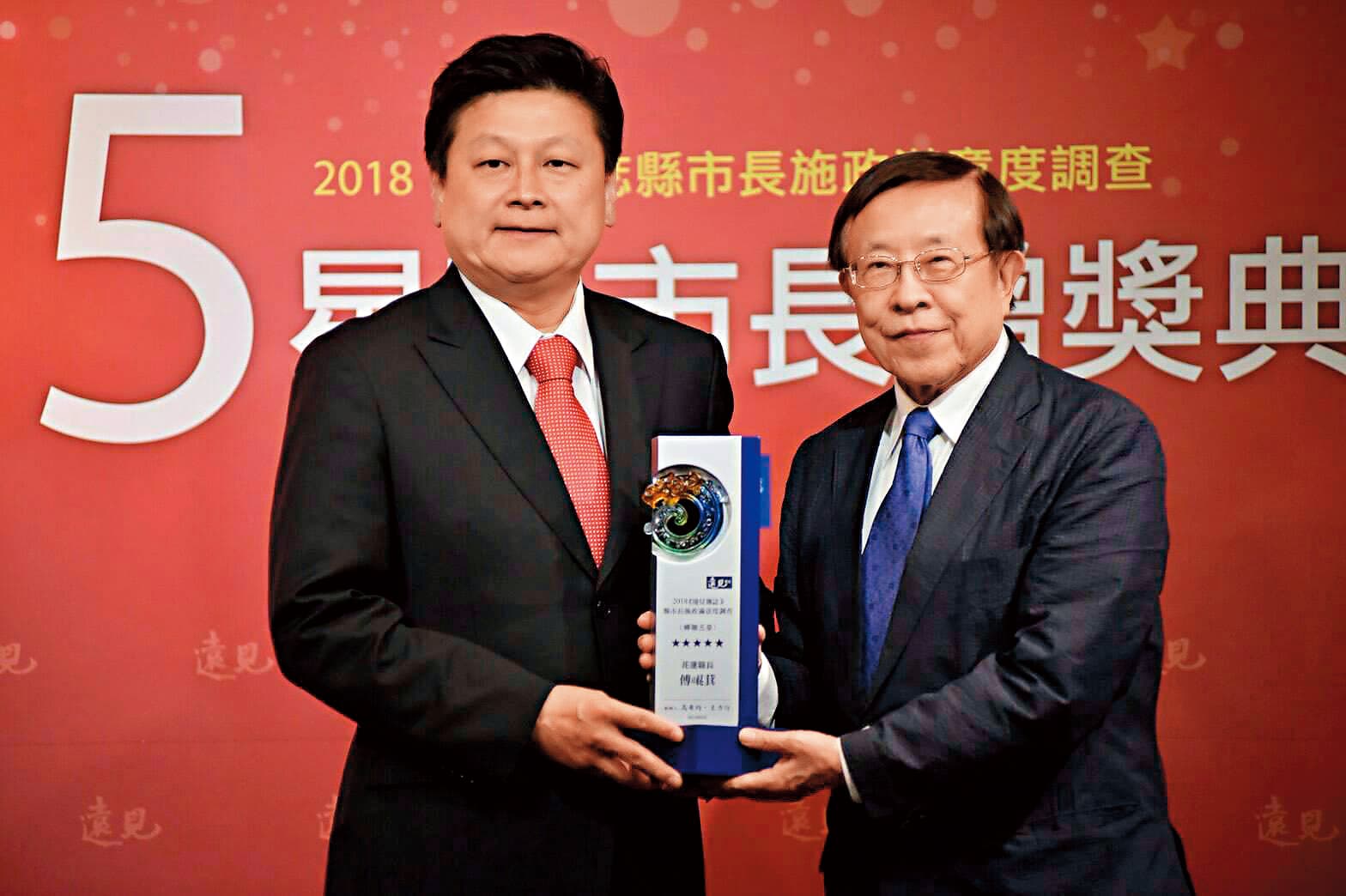 儘管民間看法兩極,傅崐萁卻曾被媒體多次評為5星縣長。(花蓮縣政府提供)