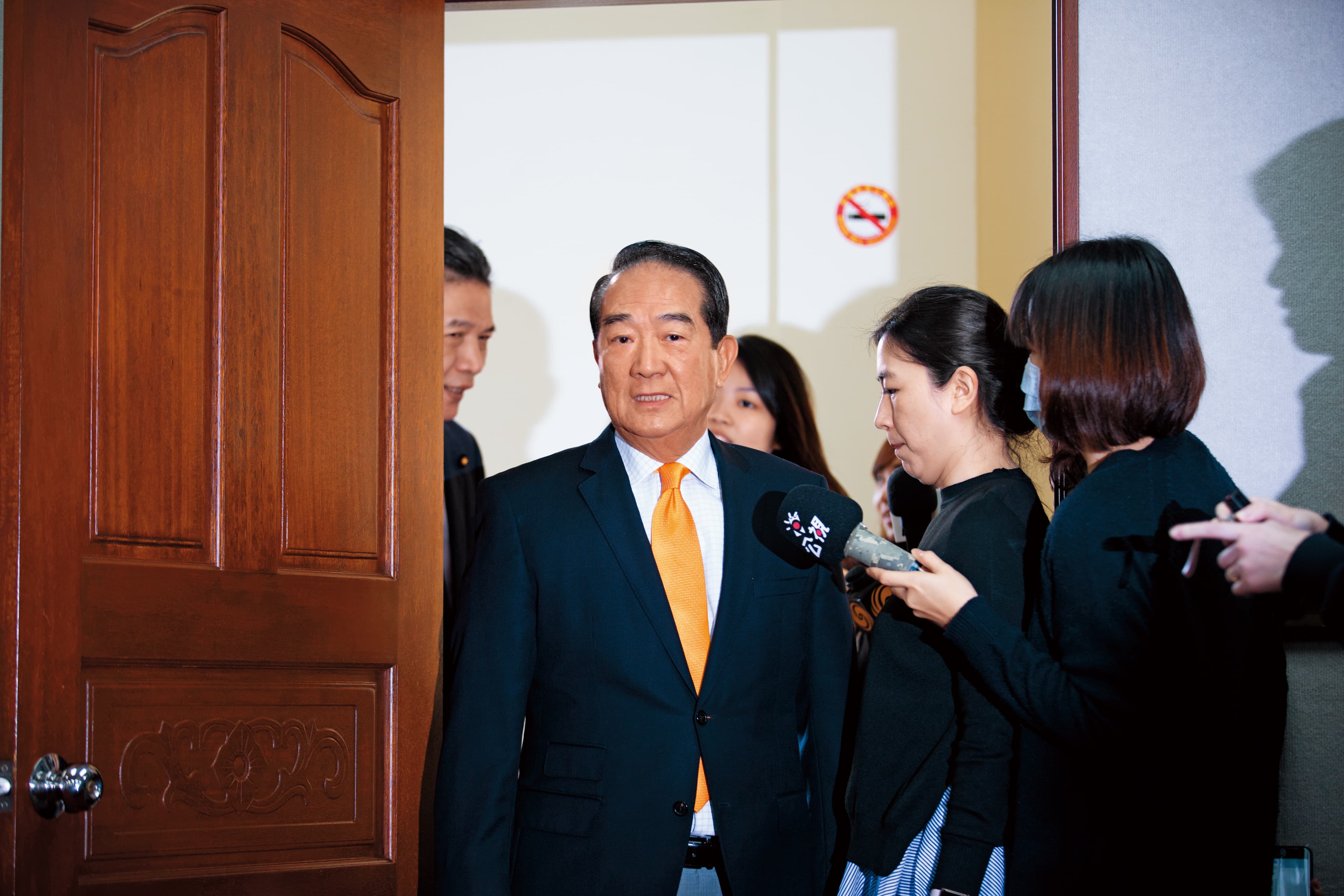 花蓮縣府高官找記者當輿情調查員,還搬出宋楚瑜說服他們當「體制外民間好友」。