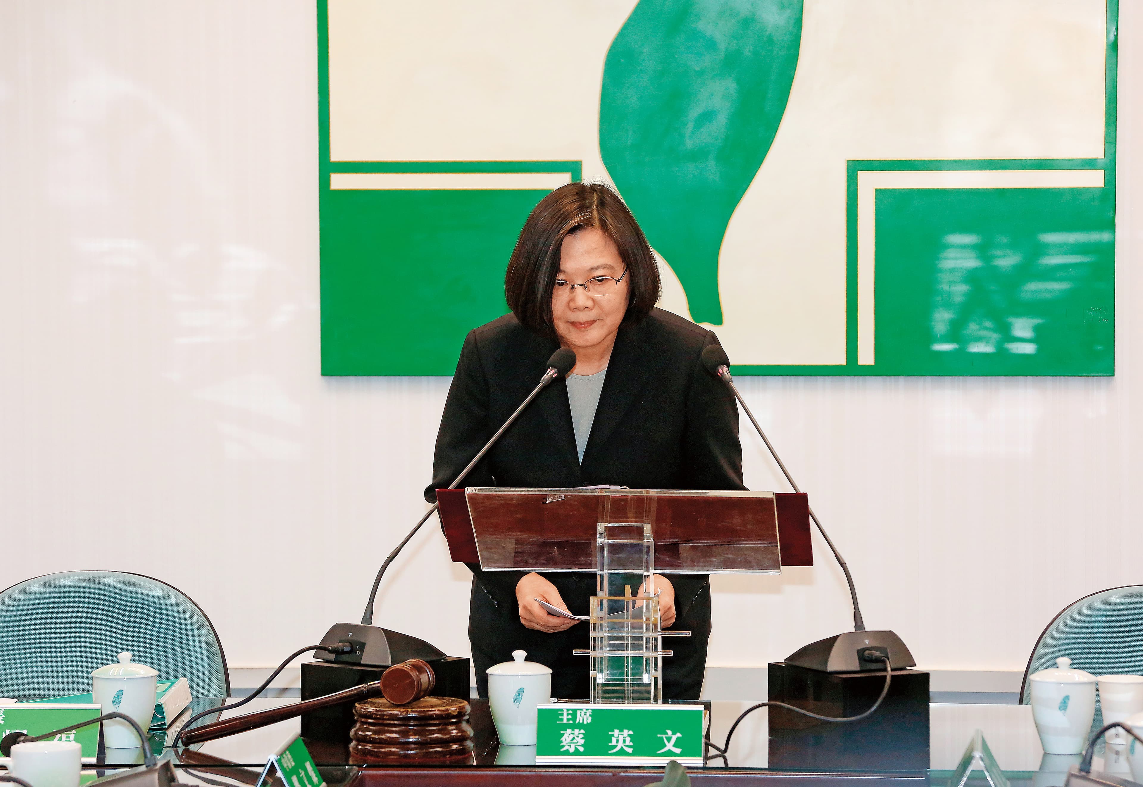 民進黨立委王定宇認為，接替蔡英文的新任黨主席最大挑戰是要讓民進黨「死而復活」，必須從人民的視角執政。