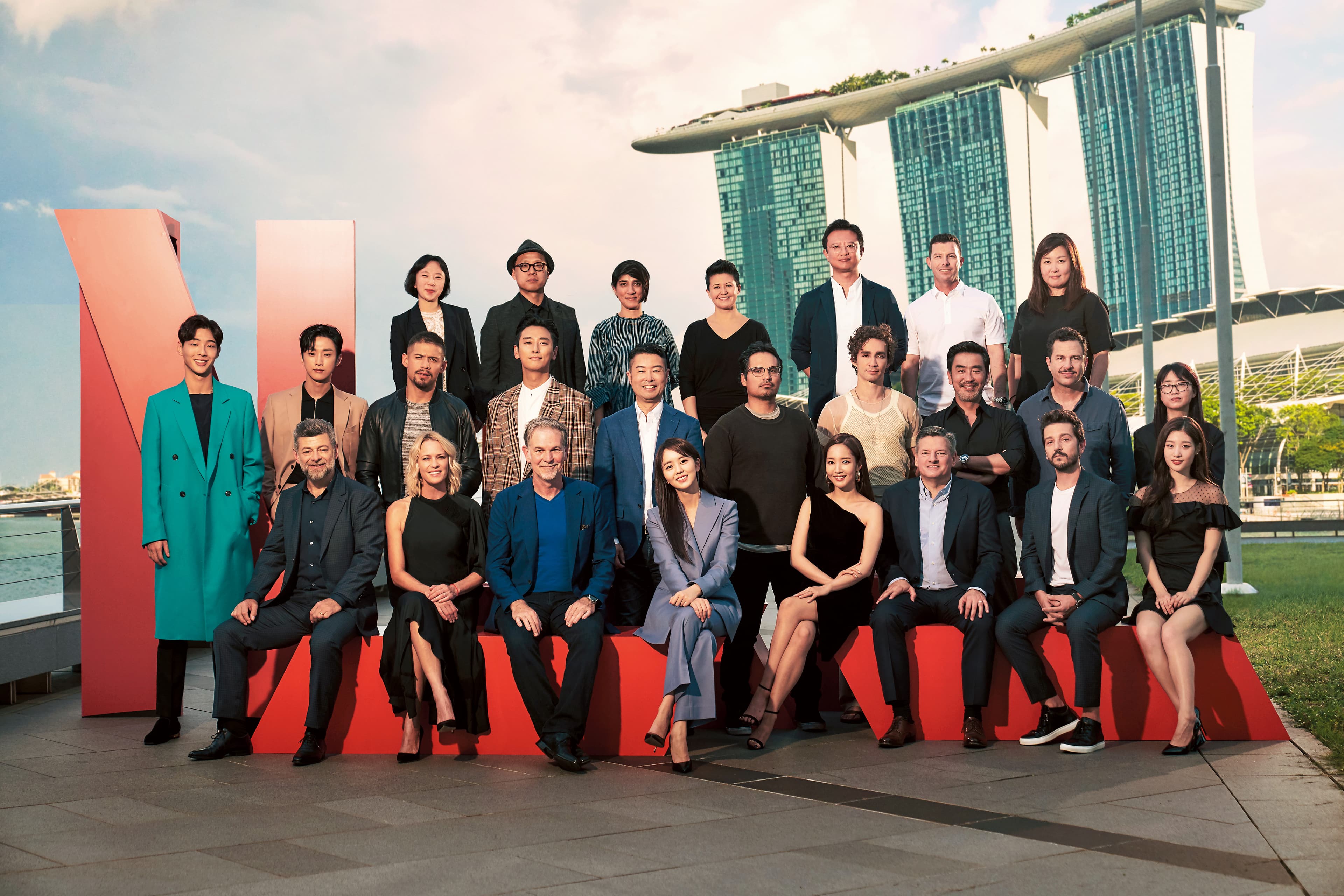部分參演Netflix自製節目的演員也出席日前的亞洲內容大會，包括《紙牌屋》女星蘿蘋萊特（前排左二）。（Netflix提供）