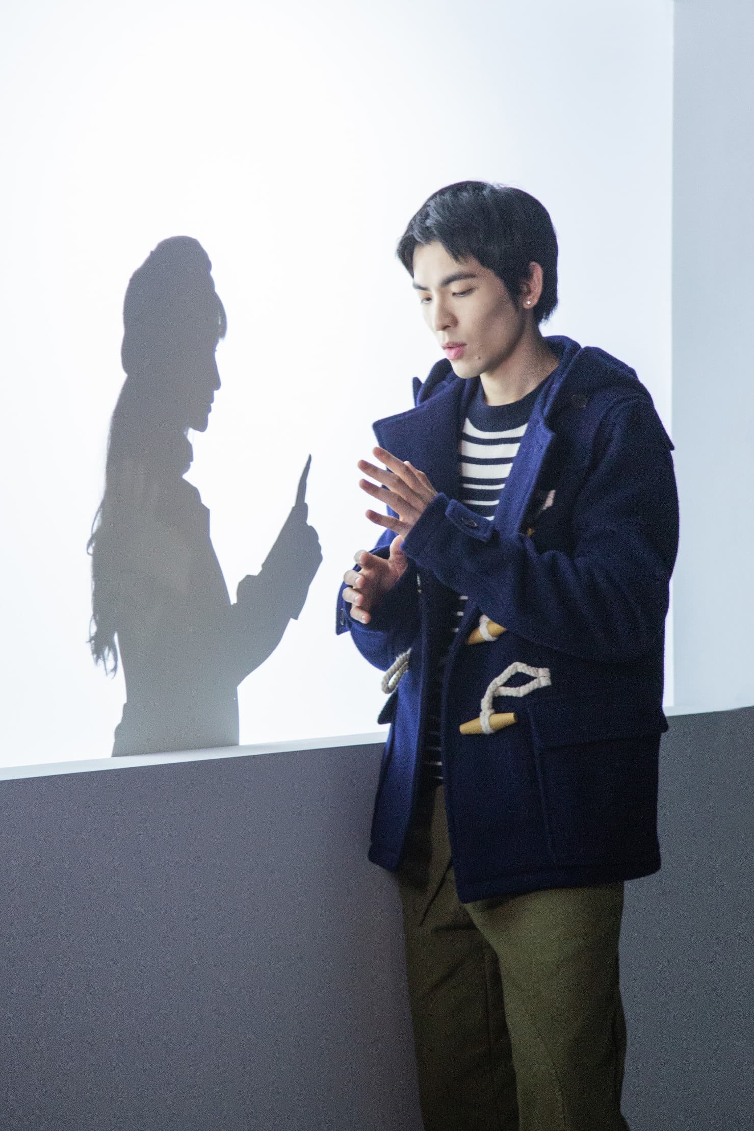 〈發現〉MV中，老蕭與女主角飾演一對熱戀情侶 。（華納提供） 