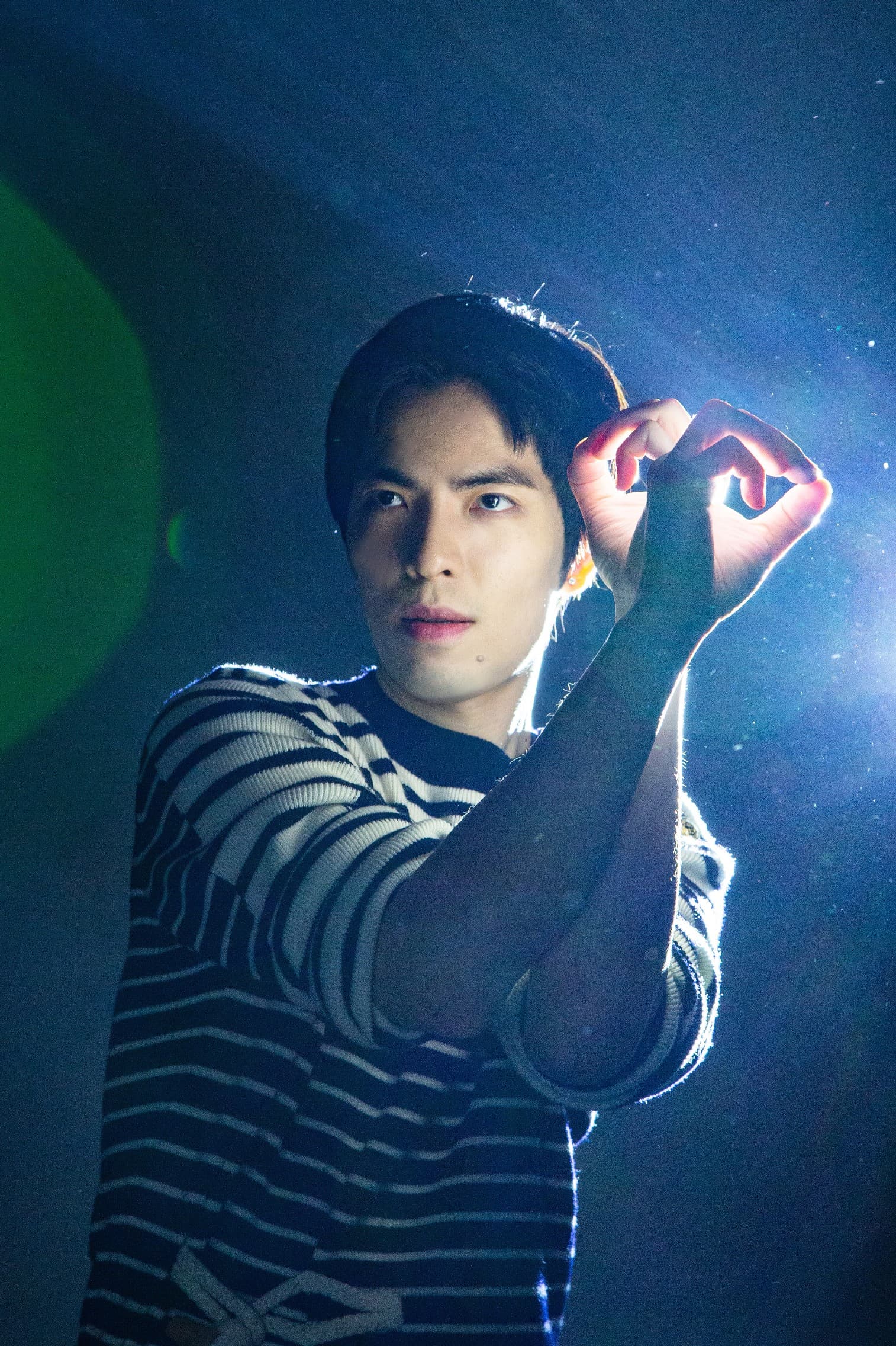 老蕭在新歌〈發現〉MV，將本屆金曲獎的「手影戲」再次搬上螢幕。（華納提供）